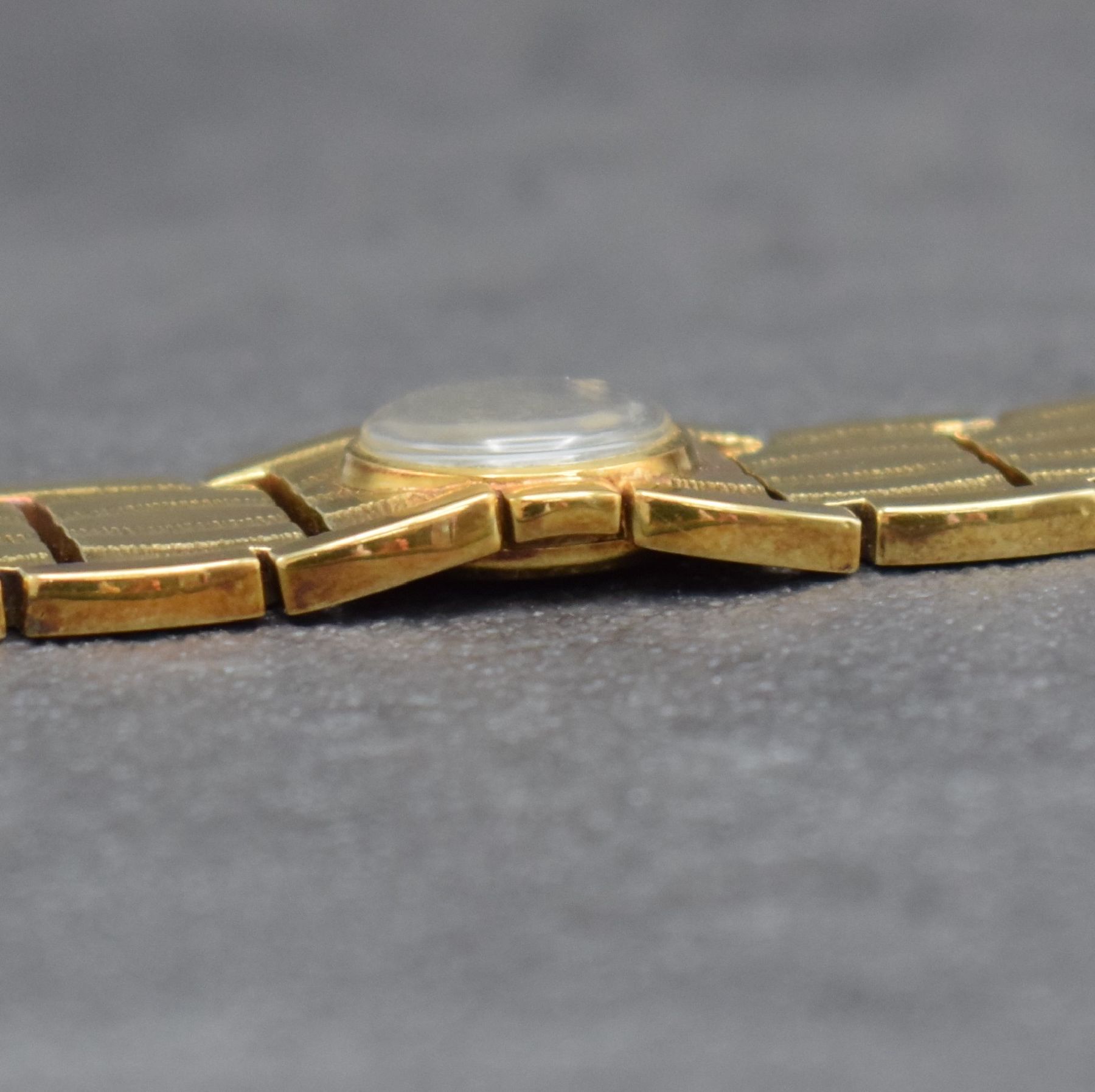 Detail g: DUGENA ausgefallene Damenarmbanduhr in GG 585/000, Handaufzug, Schweiz um 1970, Boden aufgedr., silb. Zifferbl. m. aufgel. Indizes altersbed. l. fl., ...