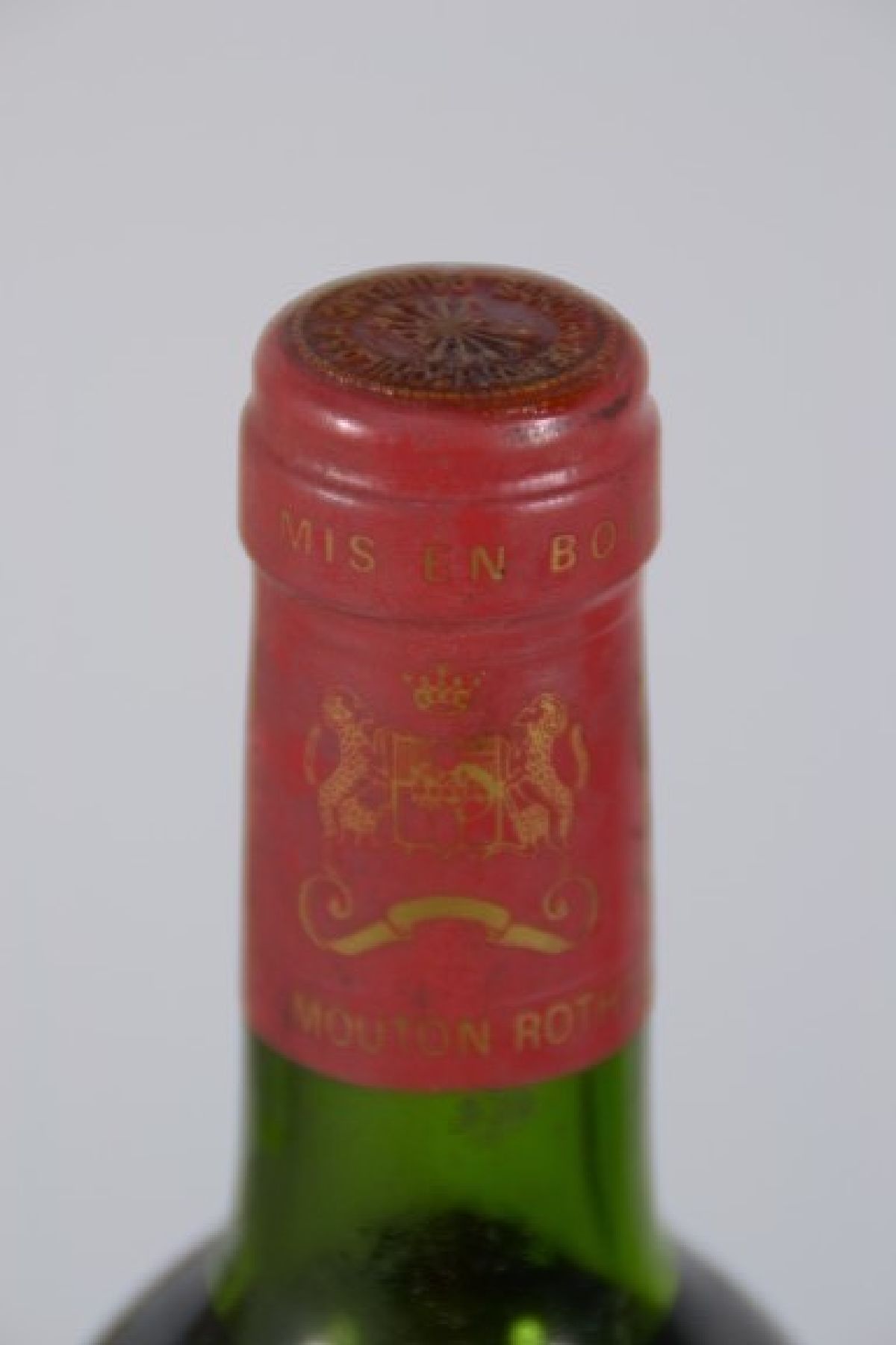 Detail b: 1 Flasche Chateau Mouton Rothschild, 1981, Baron Philippe de Rothschild, Paulliac, 75cl, into shoulder, orig. verkorkt, unverkostet