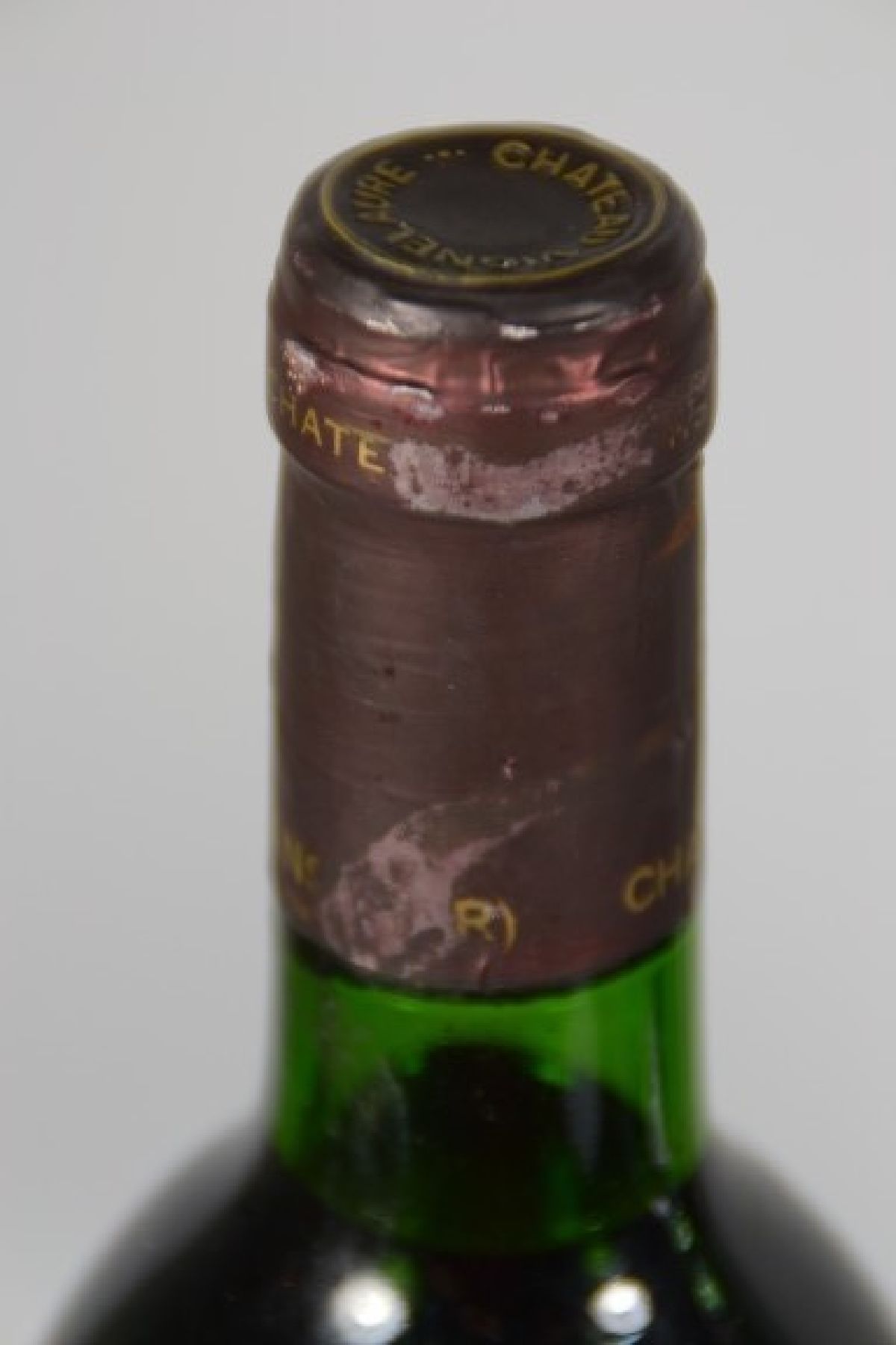 Detail c: 8 Flaschen Chateau Vignelaure 1983, limitiert auf 325000 Flaschen, je 75cl, into shoulder, orig. verkorkt und unverkostet