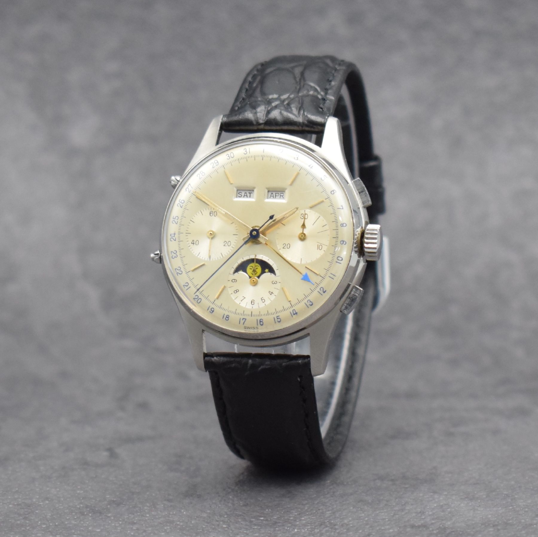 Detail b: VALJOUX 88 nahezu neuwertiger Chronograph mit Vollkalender & Mondphase in Stahl, Schweiz um 1955, Handaufzug, 3-tlg. Geh., Boden & Glasrand aufgedr., ...