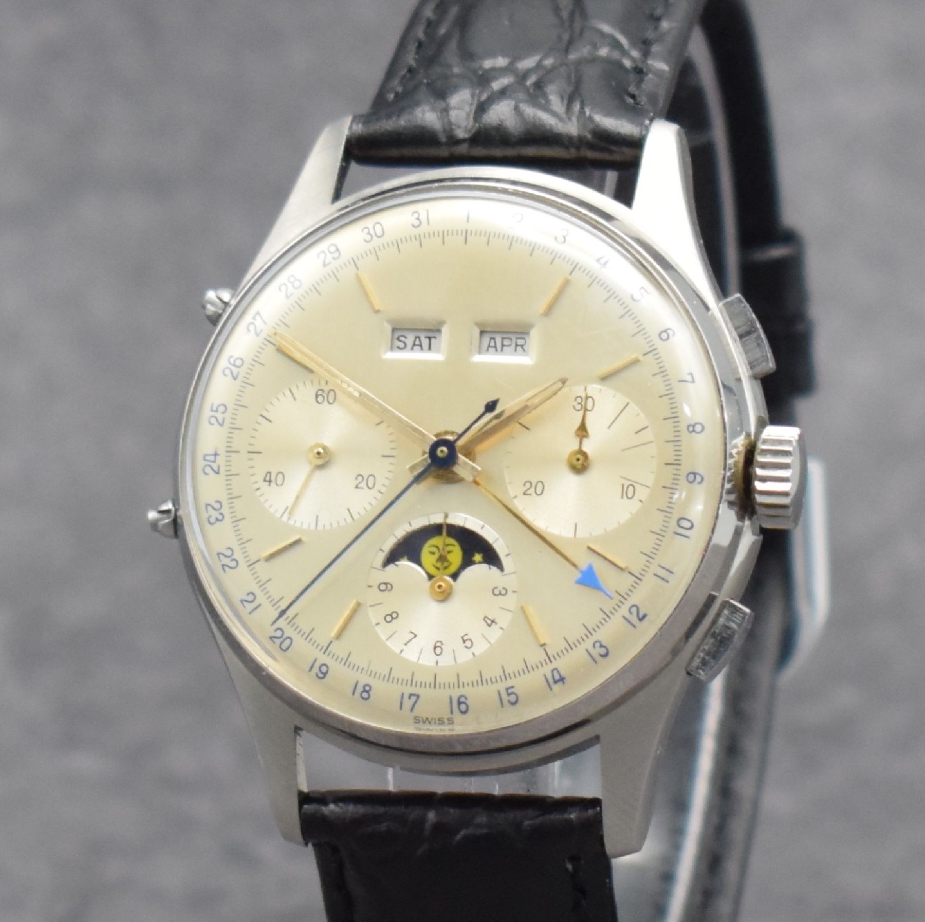 Detail c: VALJOUX 88 nahezu neuwertiger Chronograph mit Vollkalender & Mondphase in Stahl, Schweiz um 1955, Handaufzug, 3-tlg. Geh., Boden & Glasrand aufgedr., ...