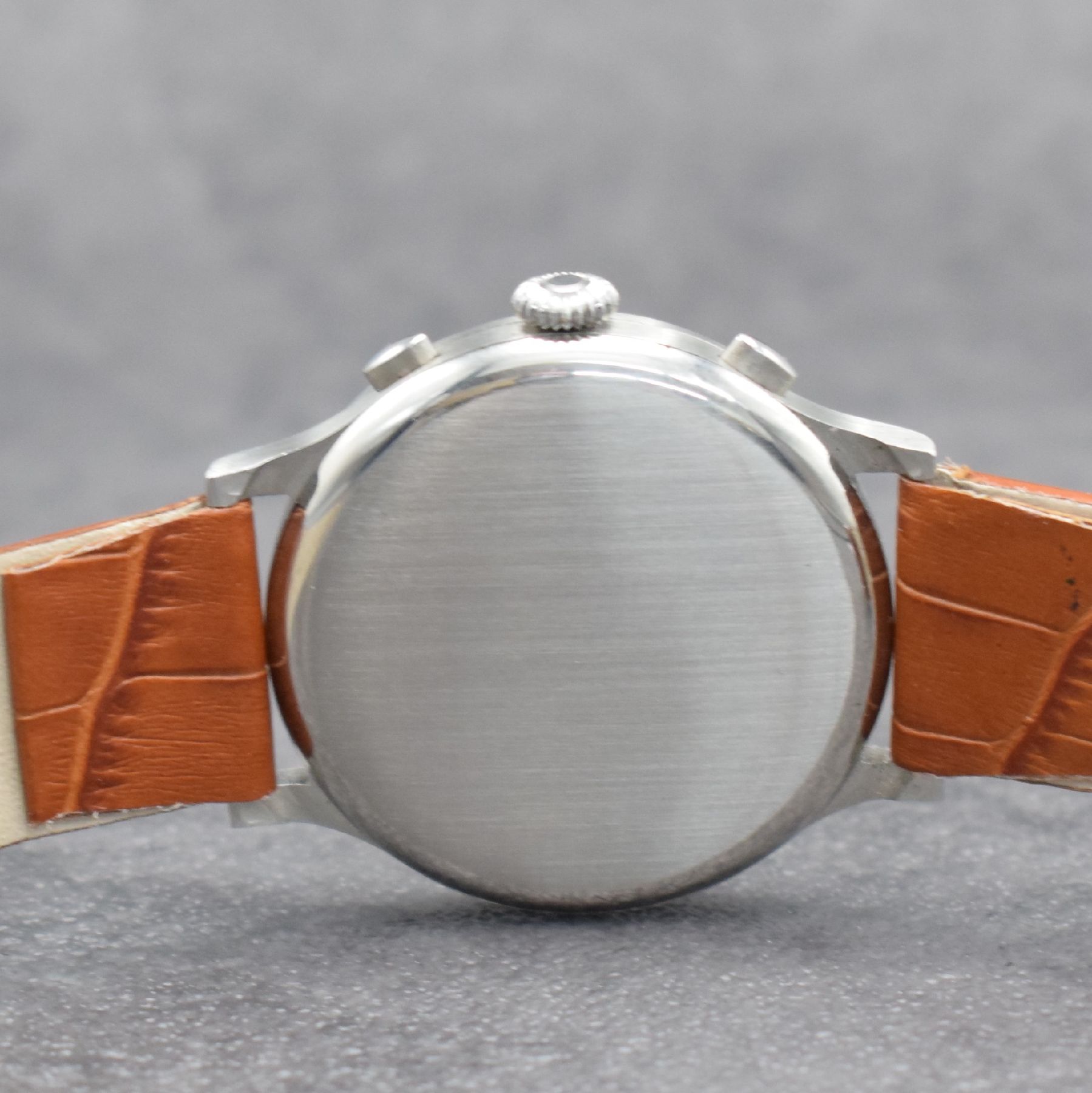 Detail d: EBERHARD & Co Kaliber 1600 sehr schöner großer Armbandchronograph in Stahl, Schweiz um 1940, Handaufzug, gestuftes Geh., Boden & Glasrand gedr., ...
