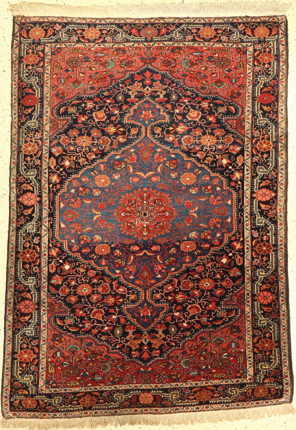 Farahan antik, Persien, um 1910, Wolle auf Baumwolle, ca. 160 x 113 cm, EHZ: 2, (eine Seite Fransen angesetzt).