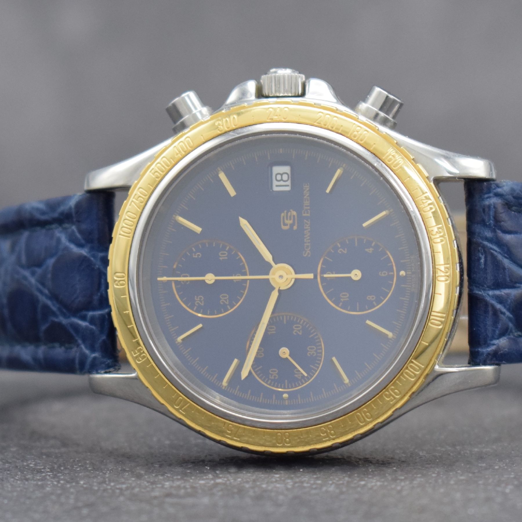 Detail a: SCHWARZ ETIENNE Armbandchronograph Routemaster, Automatik, Ref. 581511, Edelstahlgeh. inkl. Lederband m. orig. Dornschl., Goldlünette m. ...