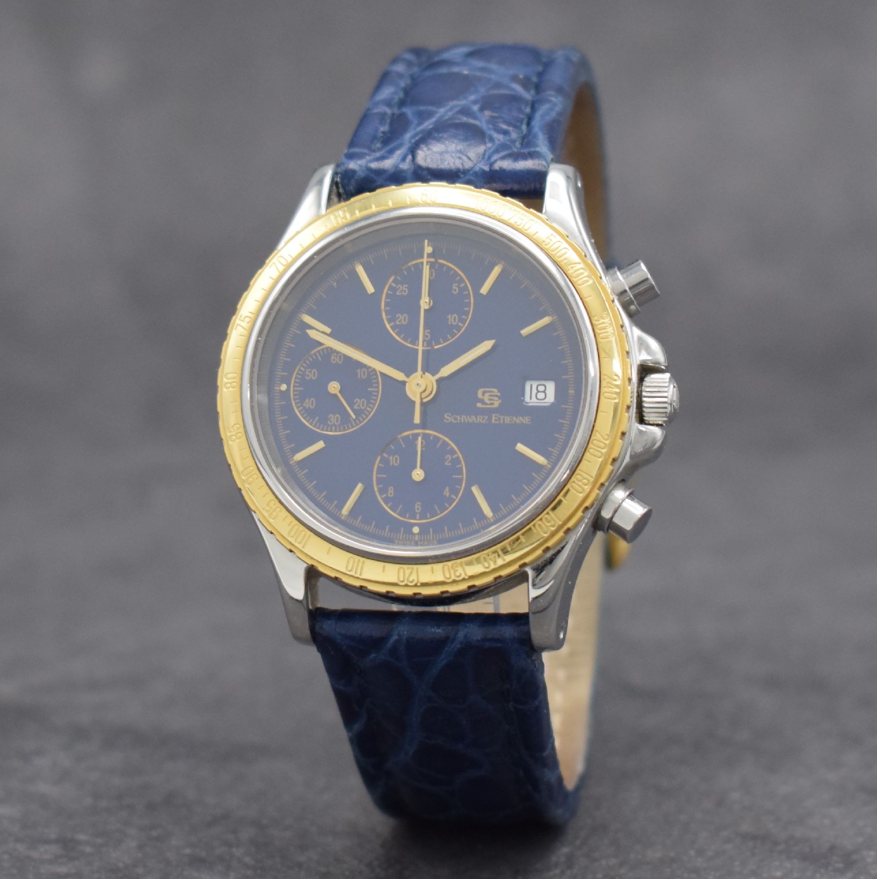Detail b: SCHWARZ ETIENNE Armbandchronograph Routemaster, Automatik, Ref. 581511, Edelstahlgeh. inkl. Lederband m. orig. Dornschl., Goldlünette m. ...