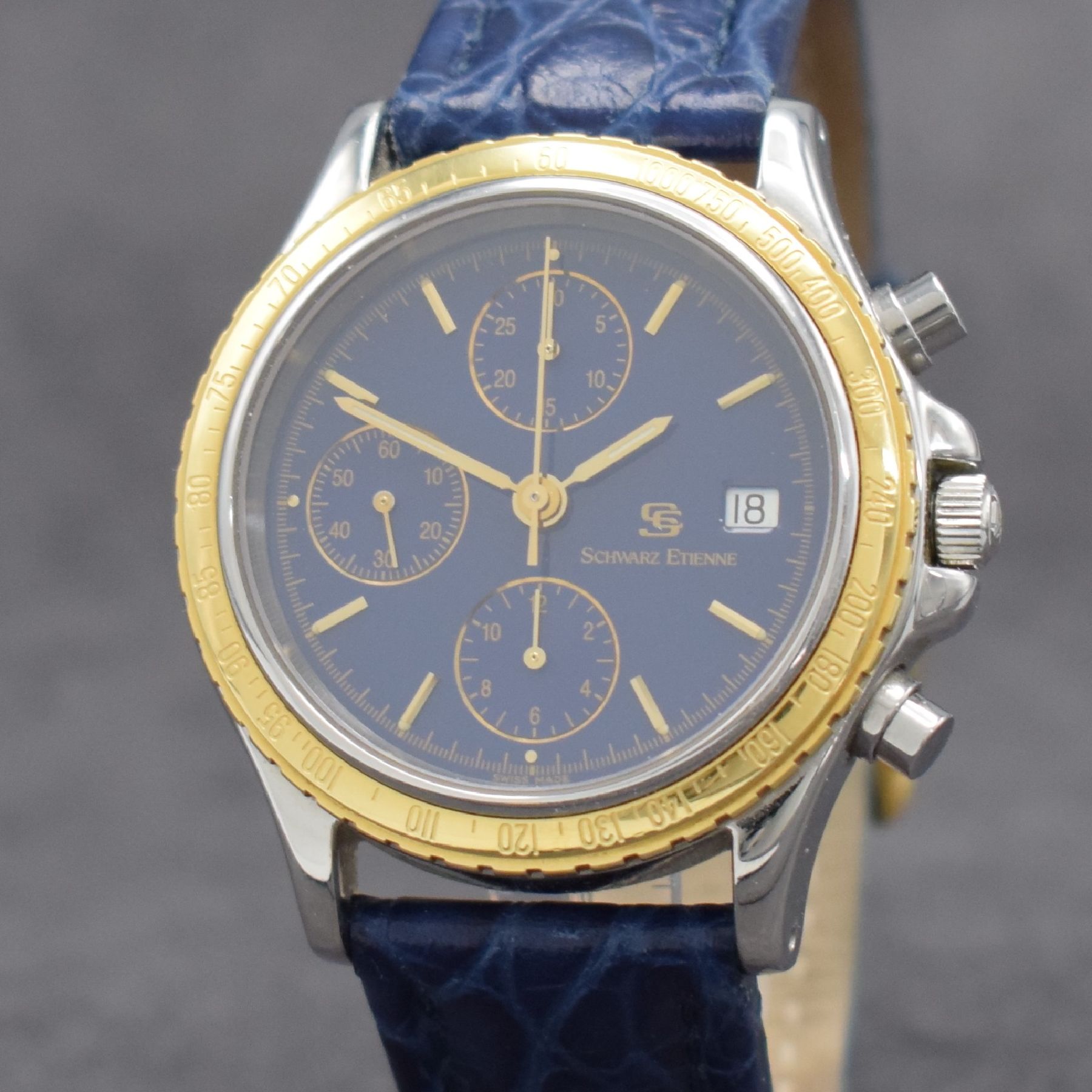 Detail c: SCHWARZ ETIENNE Armbandchronograph Routemaster, Automatik, Ref. 581511, Edelstahlgeh. inkl. Lederband m. orig. Dornschl., Goldlünette m. ...