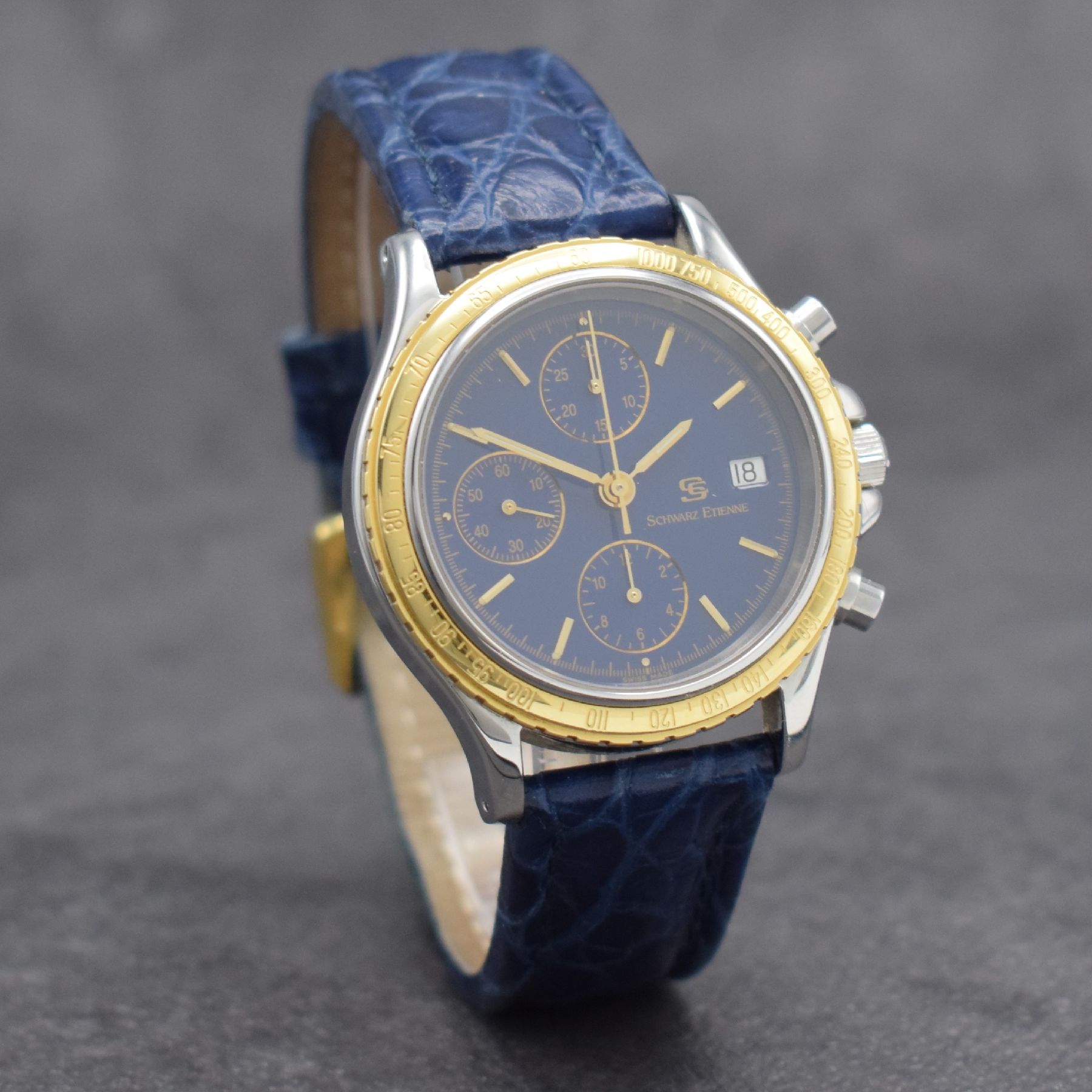 Detail d: SCHWARZ ETIENNE Armbandchronograph Routemaster, Automatik, Ref. 581511, Edelstahlgeh. inkl. Lederband m. orig. Dornschl., Goldlünette m. ...