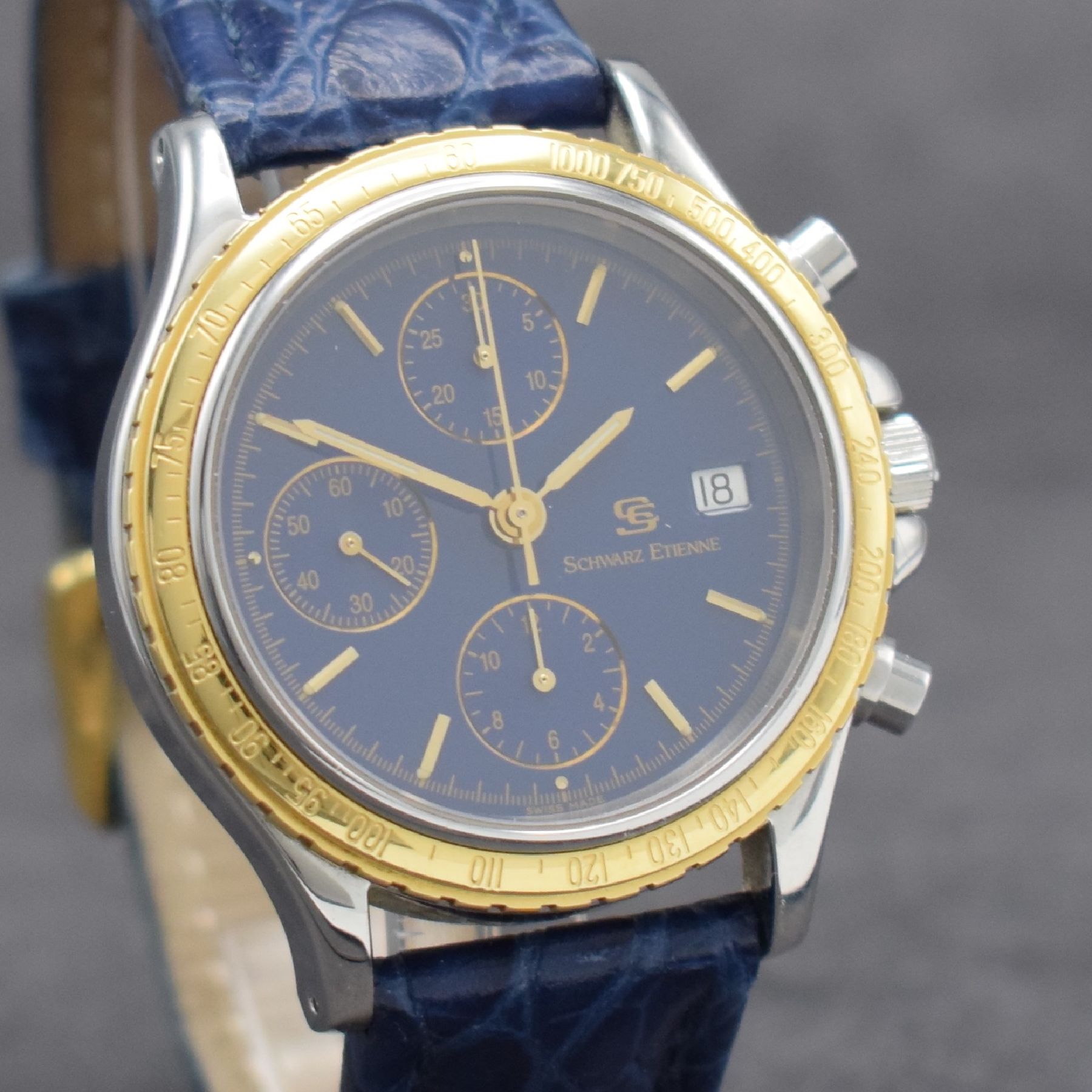 Detail e: SCHWARZ ETIENNE Armbandchronograph Routemaster, Automatik, Ref. 581511, Edelstahlgeh. inkl. Lederband m. orig. Dornschl., Goldlünette m. ...