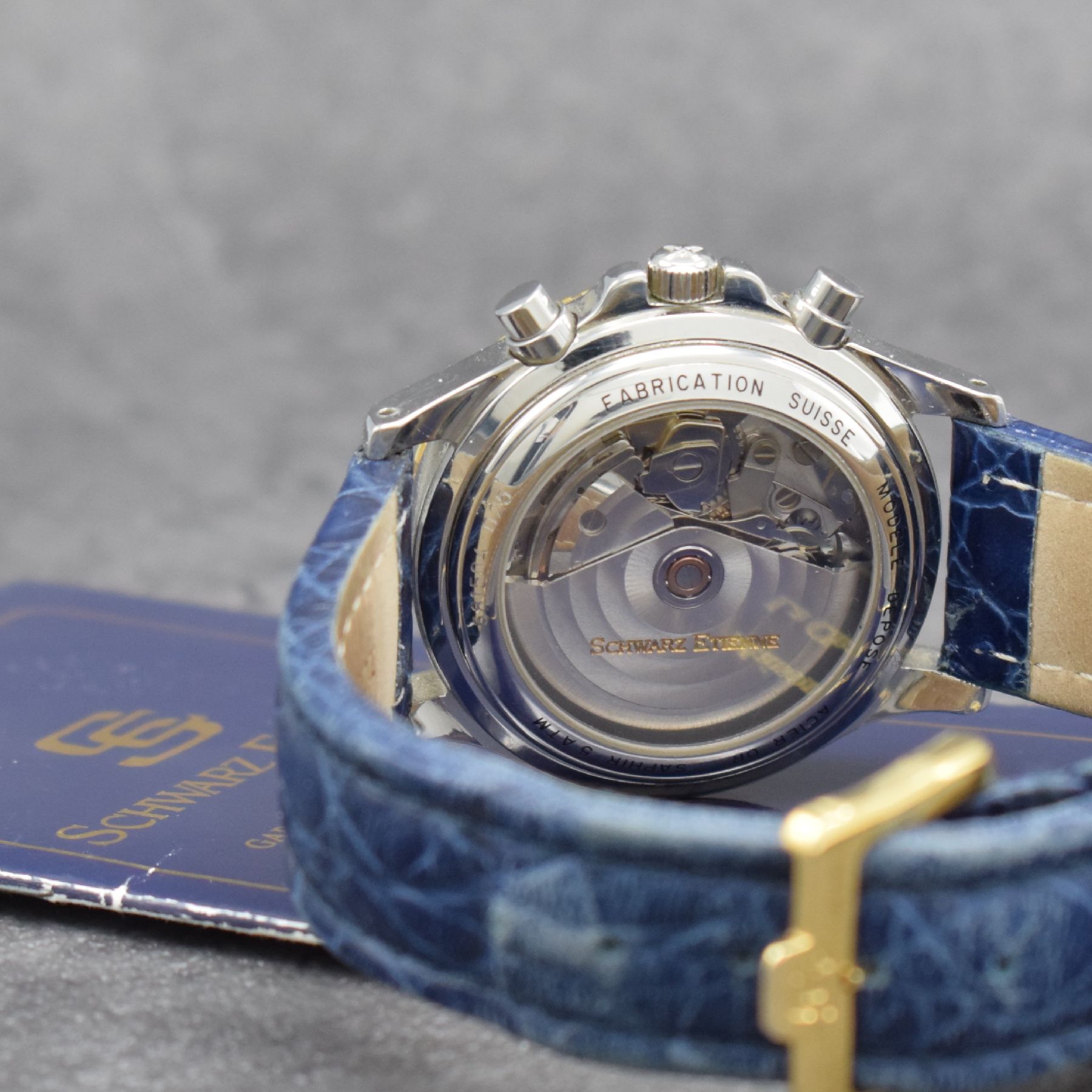 Detail g: SCHWARZ ETIENNE Armbandchronograph Routemaster, Automatik, Ref. 581511, Edelstahlgeh. inkl. Lederband m. orig. Dornschl., Goldlünette m. ...
