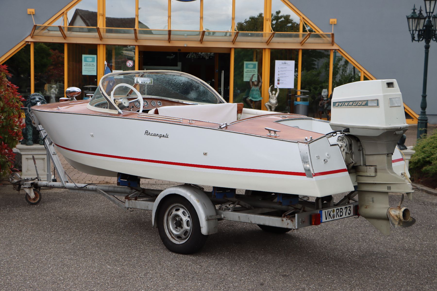 Detail d: Arcangeli Jolly F100, 1960er Jahre, klassischer italienischer Holzbau aus der Bootswerft Sarnico am Lago d'Iseo, Oberdeck Mahagoni, Evinrude ...