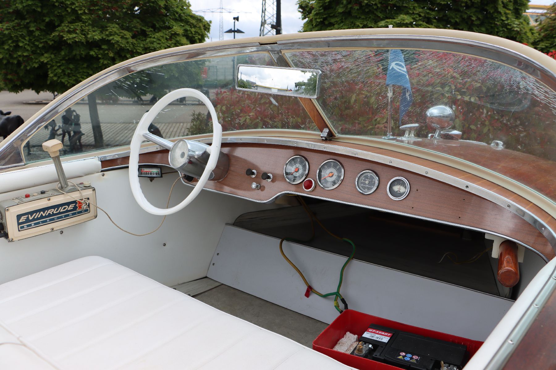 Detail f: Arcangeli Jolly F100, 1960er Jahre, klassischer italienischer Holzbau aus der Bootswerft Sarnico am Lago d'Iseo, Oberdeck Mahagoni, Evinrude ...