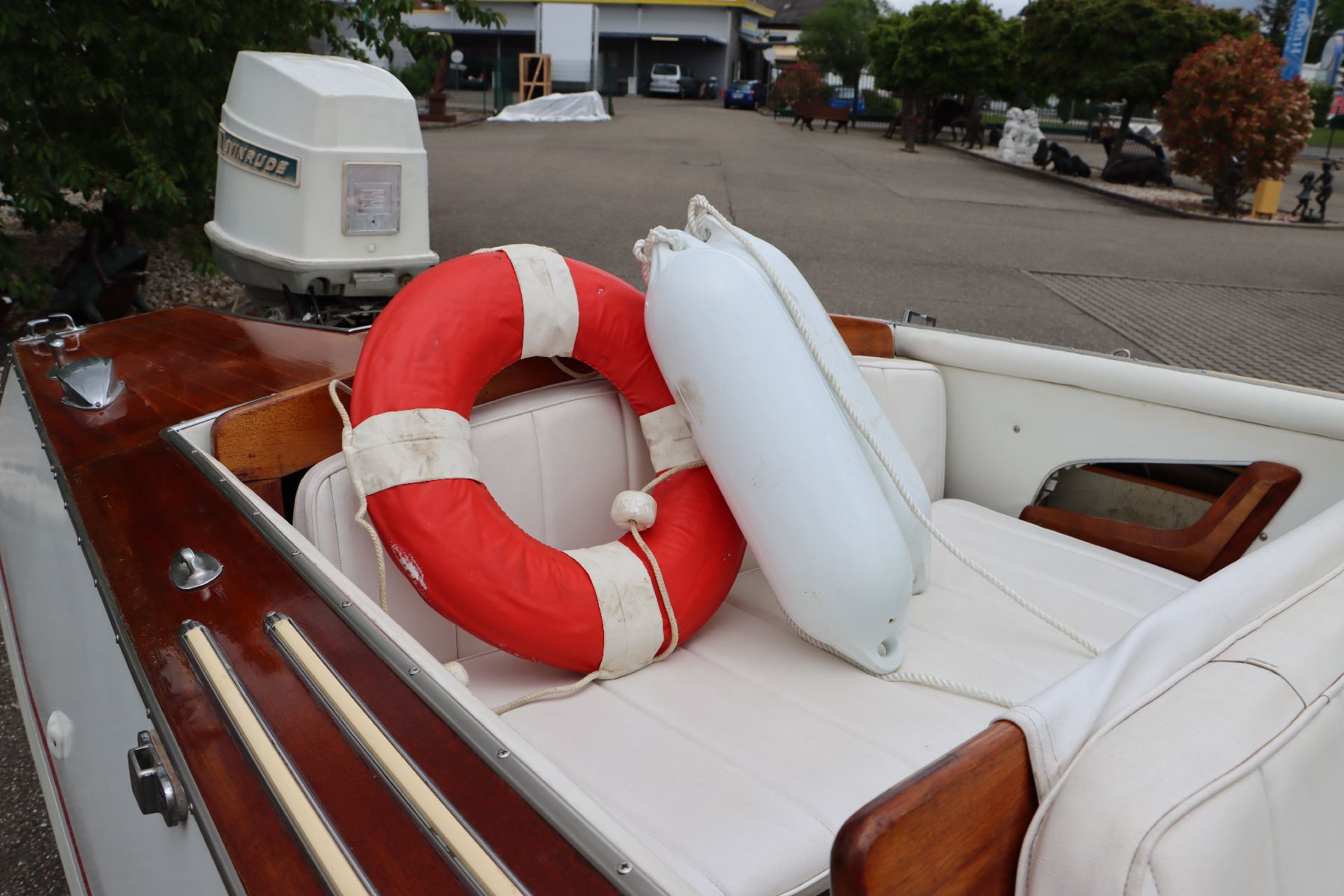 Detail g: Arcangeli Jolly F100, 1960er Jahre, klassischer italienischer Holzbau aus der Bootswerft Sarnico am Lago d'Iseo, Oberdeck Mahagoni, Evinrude ...