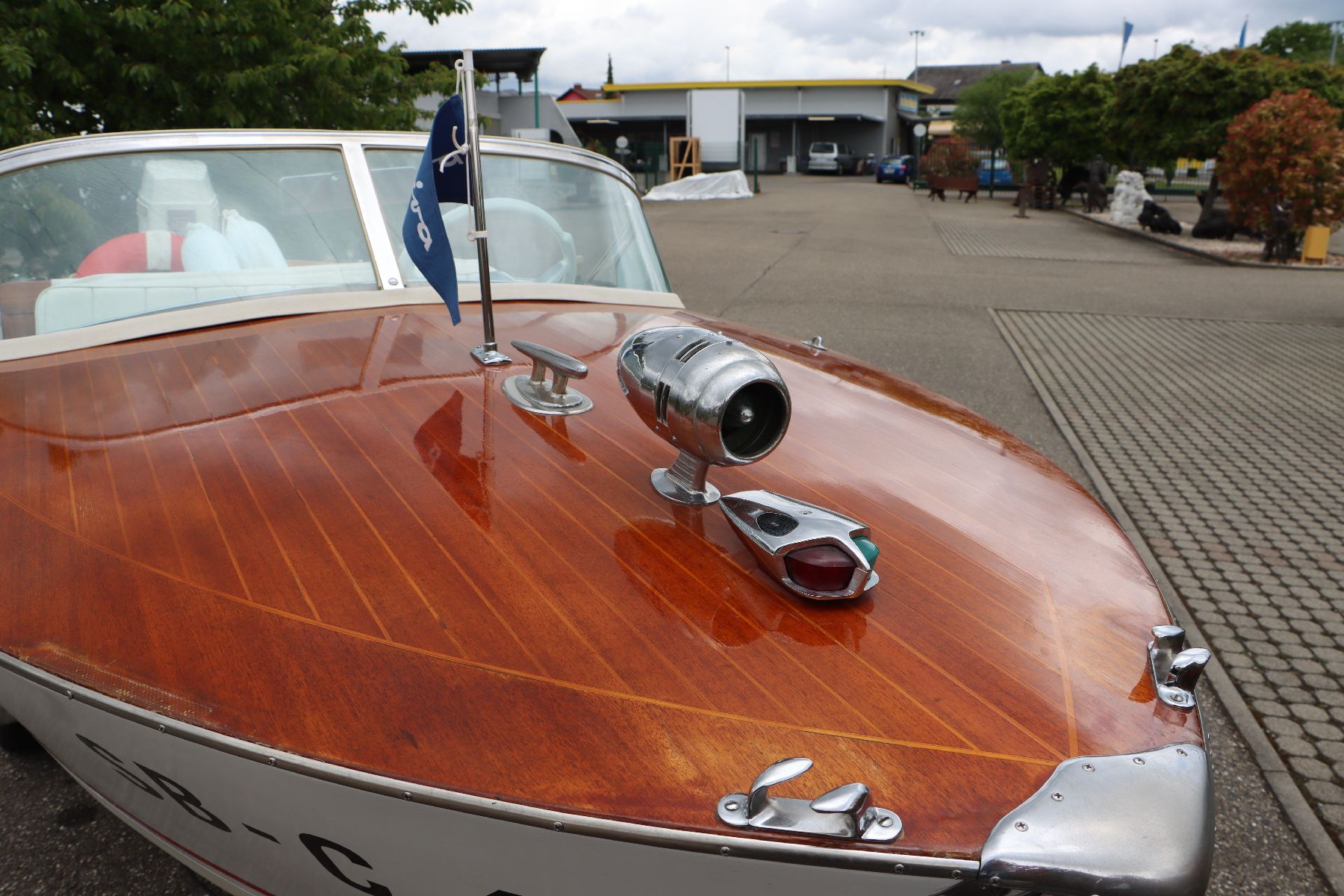 Detail h: Arcangeli Jolly F100, 1960er Jahre, klassischer italienischer Holzbau aus der Bootswerft Sarnico am Lago d'Iseo, Oberdeck Mahagoni, Evinrude ...