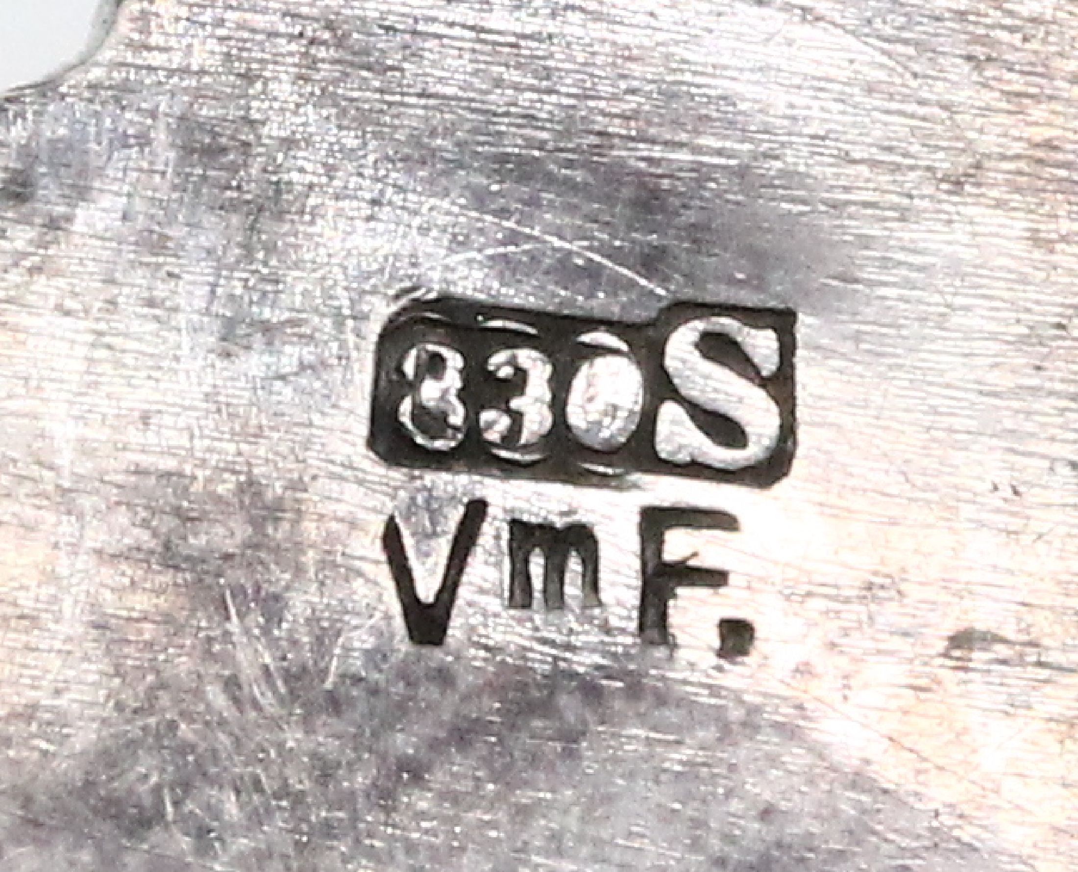 Detail a: Brosche, Norwegen um 1915, 830er Silber, Meistermarke VmF., abstrakt florale Form, von Georg Jensen inspiriert, hier jedoch größere Abstraktion, ...
