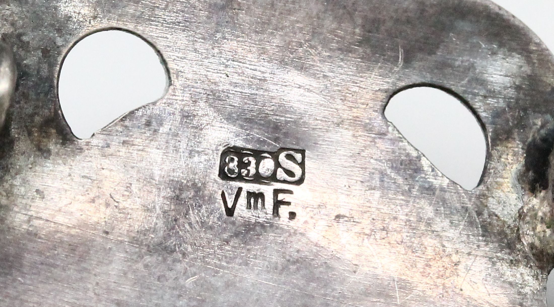 Detail b: Brosche, Norwegen um 1915, 830er Silber, Meistermarke VmF., abstrakt florale Form, von Georg Jensen inspiriert, hier jedoch größere Abstraktion, ...