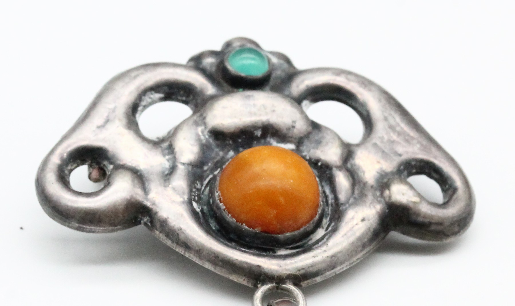 Detail c: Brosche, Norwegen um 1915, 830er Silber, Meistermarke VmF., abstrakt florale Form, von Georg Jensen inspiriert, hier jedoch größere Abstraktion, ...