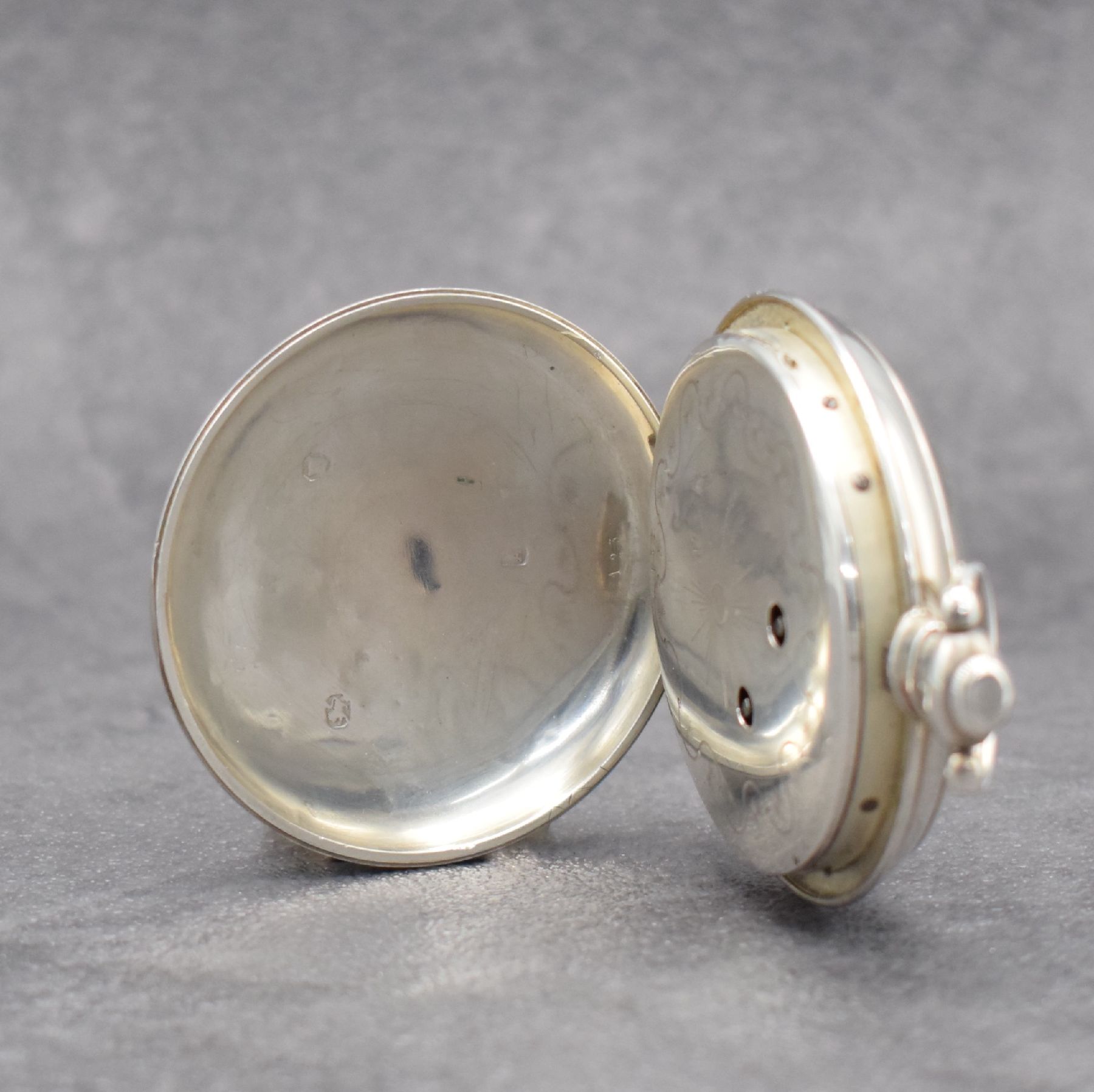 Detail b: Offene Taschenuhr mit Duplexhemmung, Schweiz/England für den chinesischen Markt um 1876, Silbergeh., Emailzifferbl. m. röm. Zahlen, chinesische ...