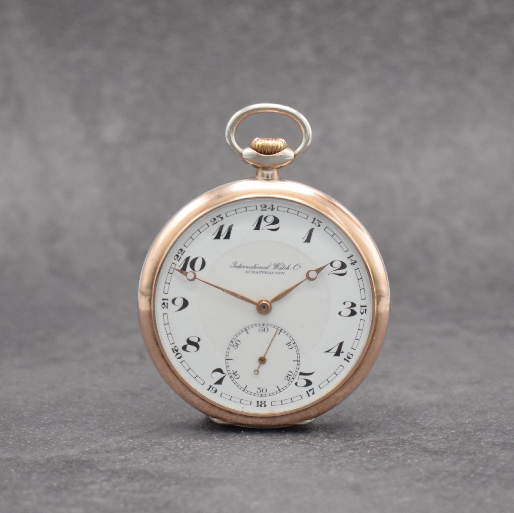 IWC offene Taschenuhr in Silber Kal. 67, Schweiz um 1936, Rand verg., guill. Rückseite, Emailzifferbl. m. arab. Zahlen, gold. Zeiger, rhod. Werk ...