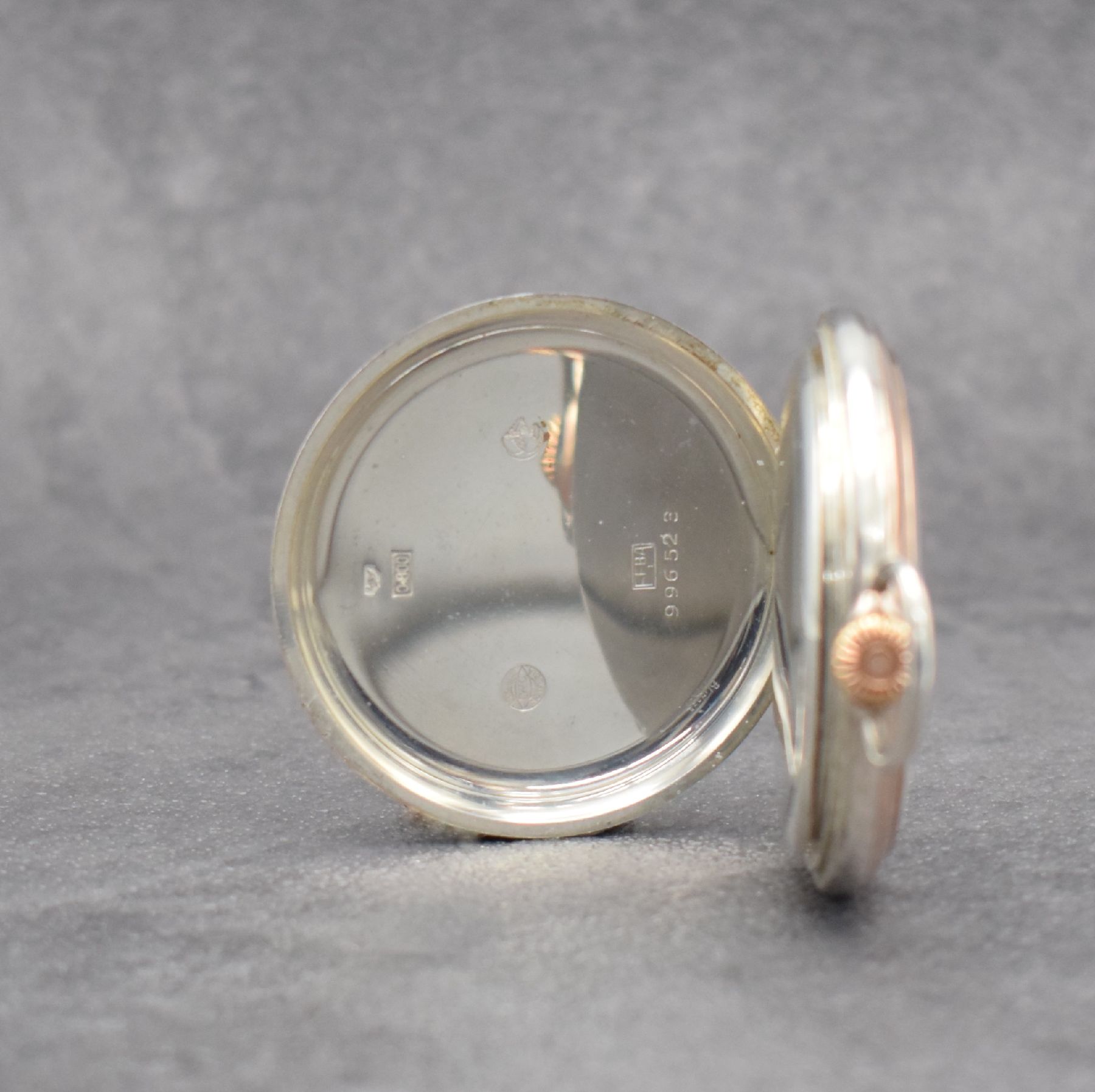 Detail b: IWC offene Taschenuhr in Silber Kal. 67, Schweiz um 1936, Rand verg., guill. Rückseite, Emailzifferbl. m. arab. Zahlen, gold. Zeiger, rhod. Werk ...