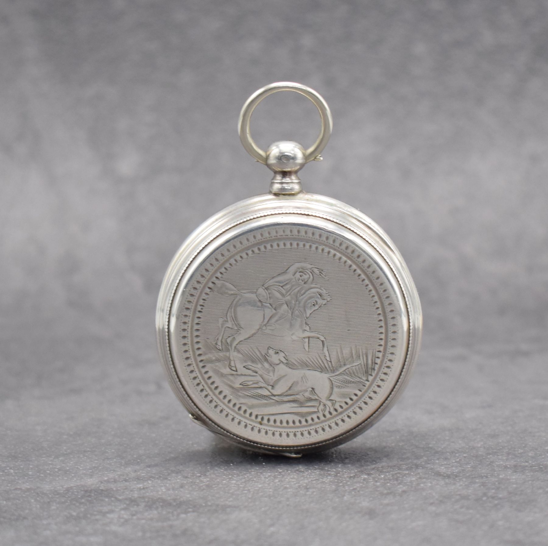Detail a: Offene Taschenuhr mit aufwendig durchbrochenem & graviertem Werk, Schweiz um 1870, Schlüsselaufzug, Silbergeh., 2-farb. Emailzifferbl. mit fetten ...