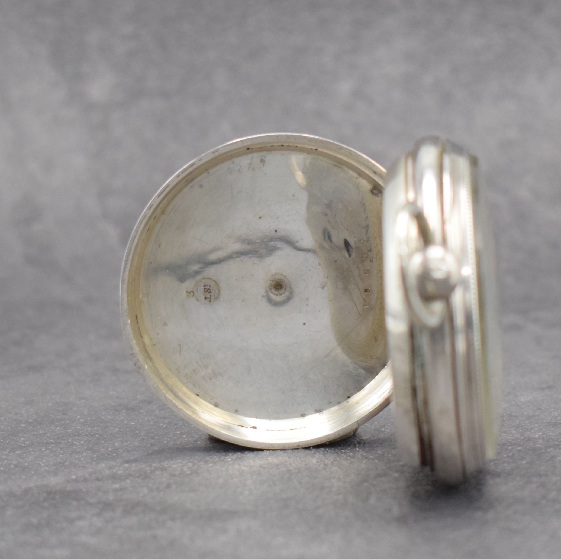 Detail b: Offene Taschenuhr mit aufwendig durchbrochenem & graviertem Werk, Schweiz um 1870, Schlüsselaufzug, Silbergeh., 2-farb. Emailzifferbl. mit fetten ...