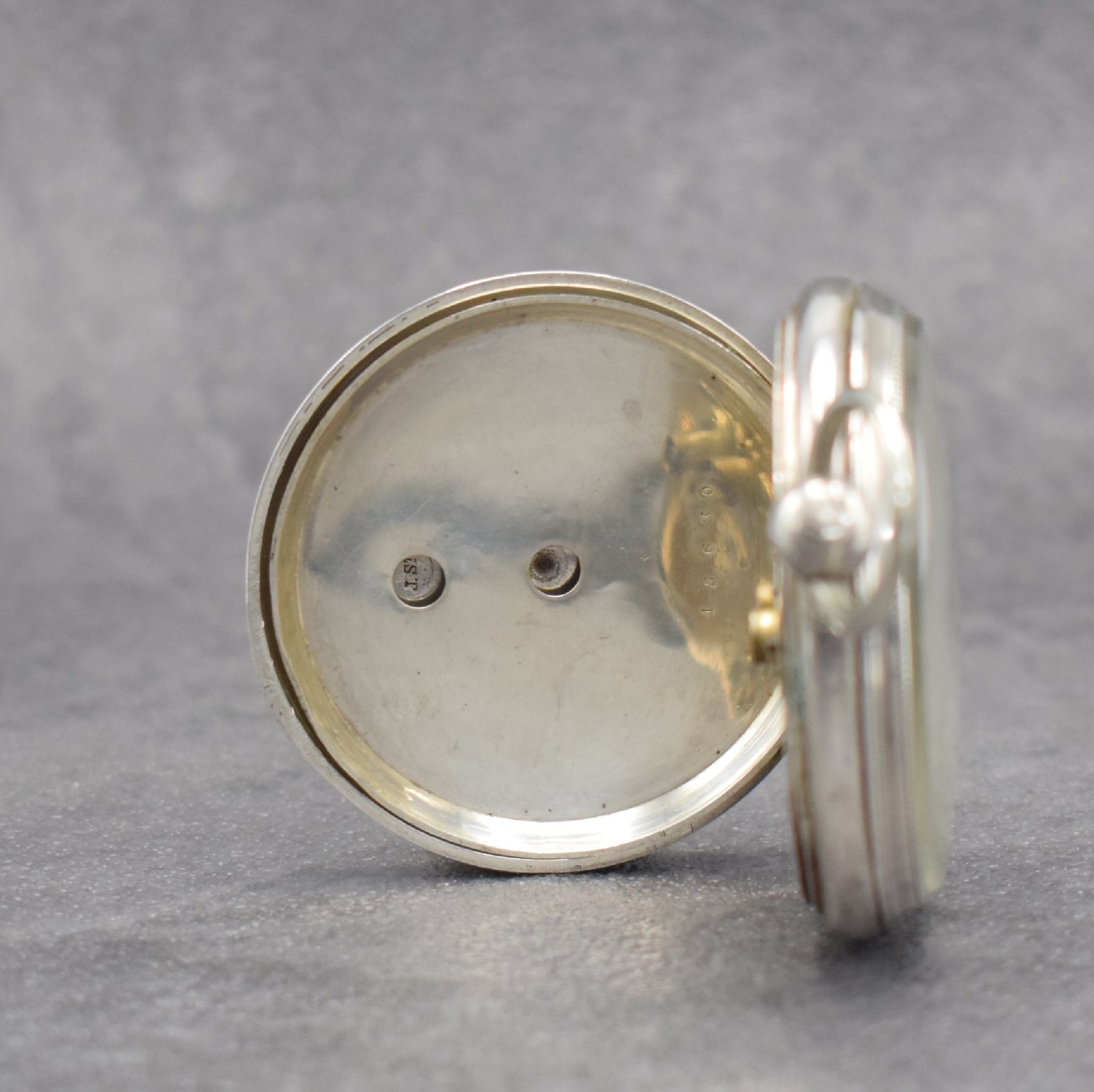 Detail d: Offene Taschenuhr mit aufwendig durchbrochenem & graviertem Werk, Schweiz um 1870, Schlüsselaufzug, Silbergeh., 2-farb. Emailzifferbl. mit fetten ...