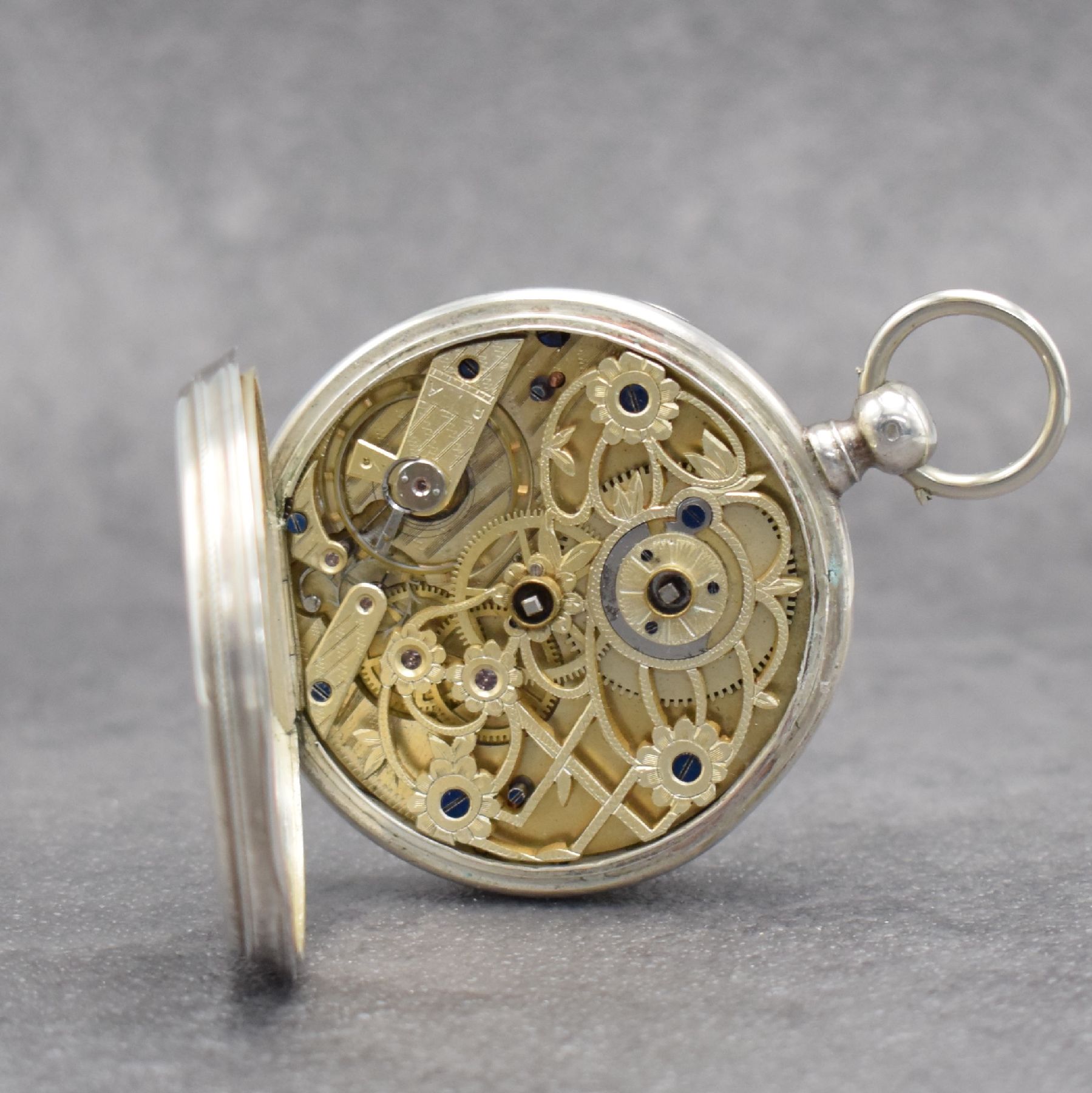 Detail e: Offene Taschenuhr mit aufwendig durchbrochenem & graviertem Werk, Schweiz um 1870, Schlüsselaufzug, Silbergeh., 2-farb. Emailzifferbl. mit fetten ...