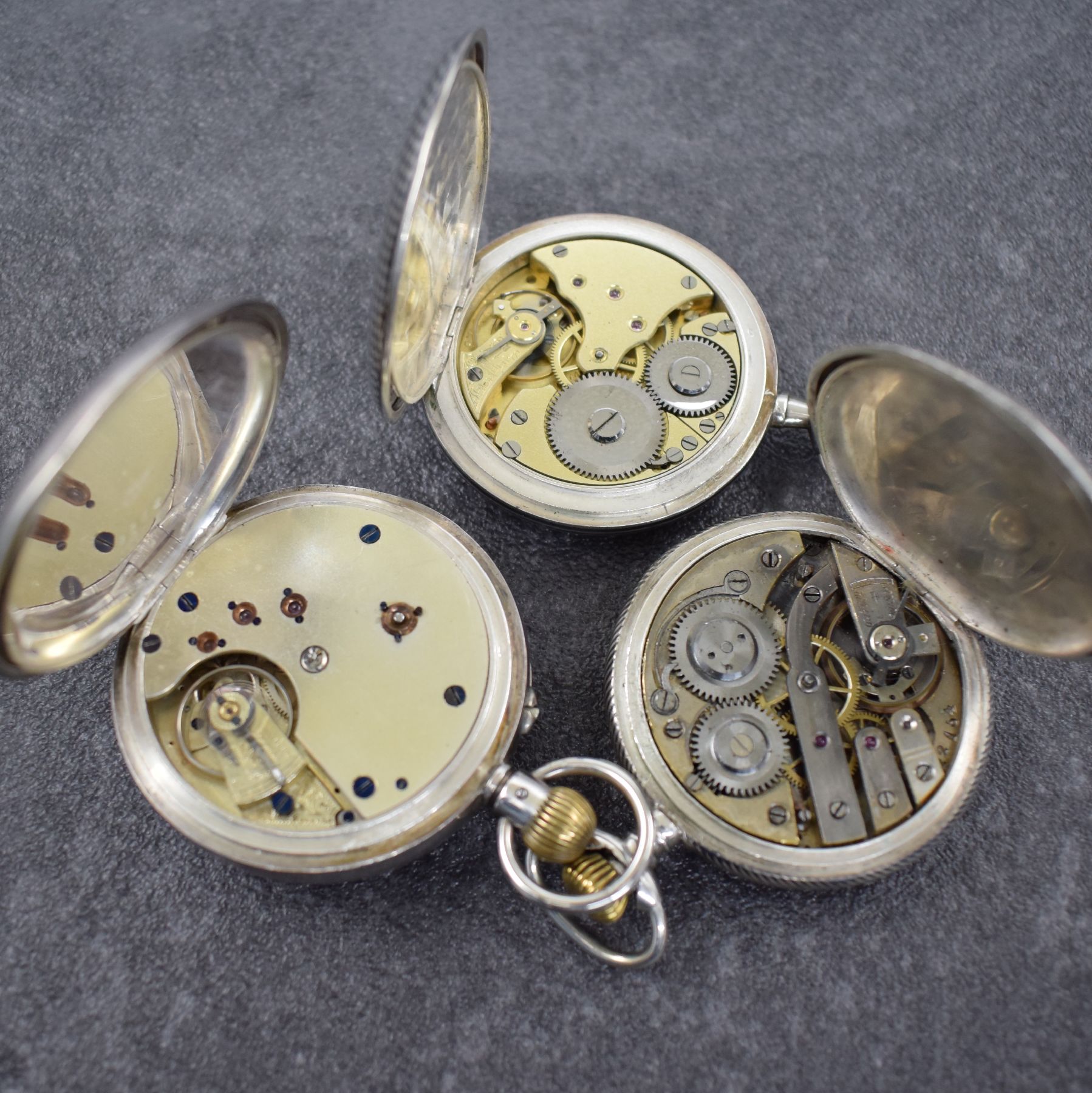 Detail c: Taschenuhr mit Chronograph & 2 Savonette, Schweiz um 1900, 1) offenes Silbergeh. dell., Emailbl. m. röm. & arab. Zahlen riss., 30- Min.-Zähler, ...