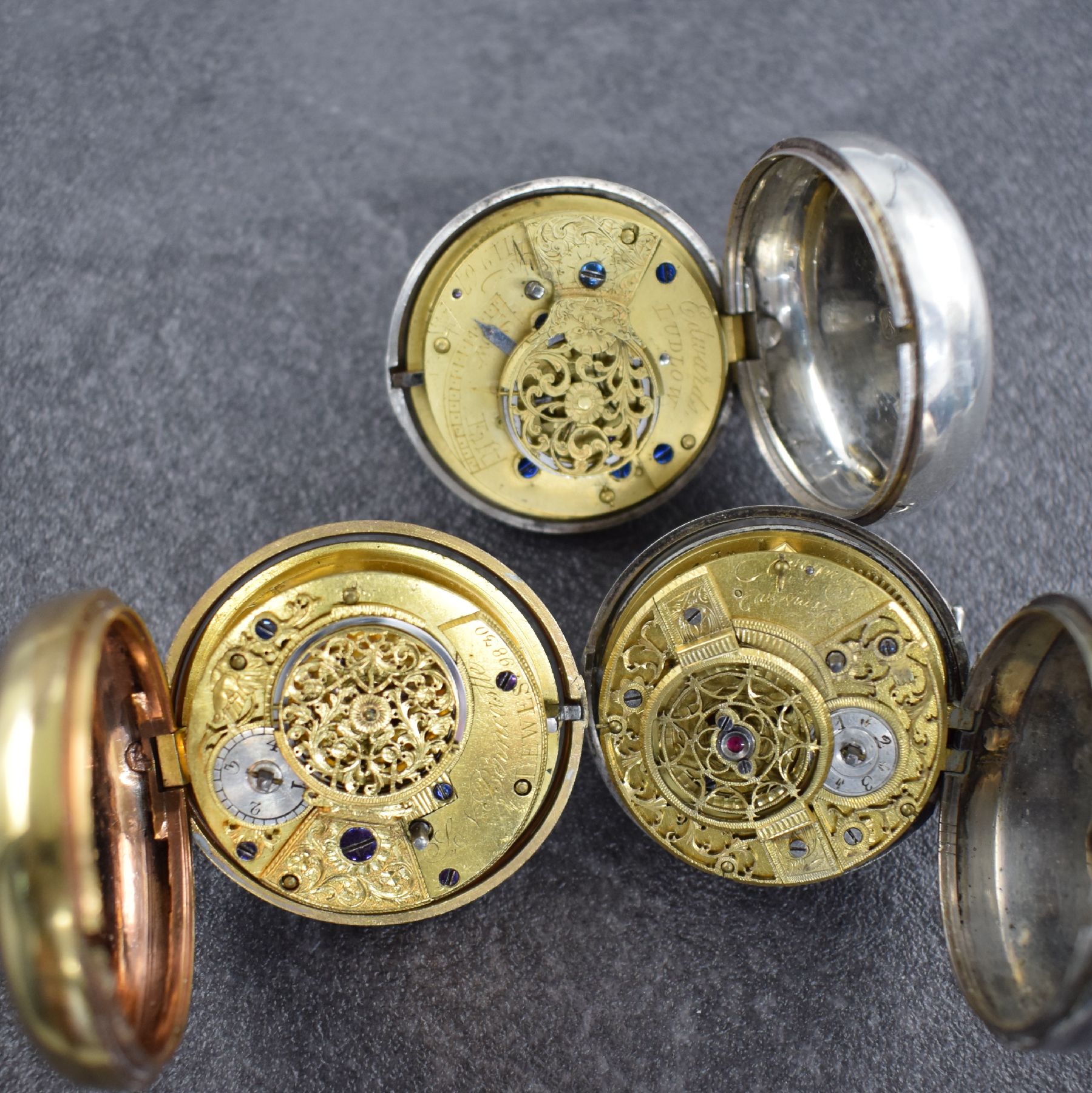 Detail b: 4 englische Spindeltaschenuhren, England um 1800 - 1850, darunter S. Hood (m. Übergehäuse), Edwards, Samson & Berncastle, 3x in Silber & 1x verg., ...