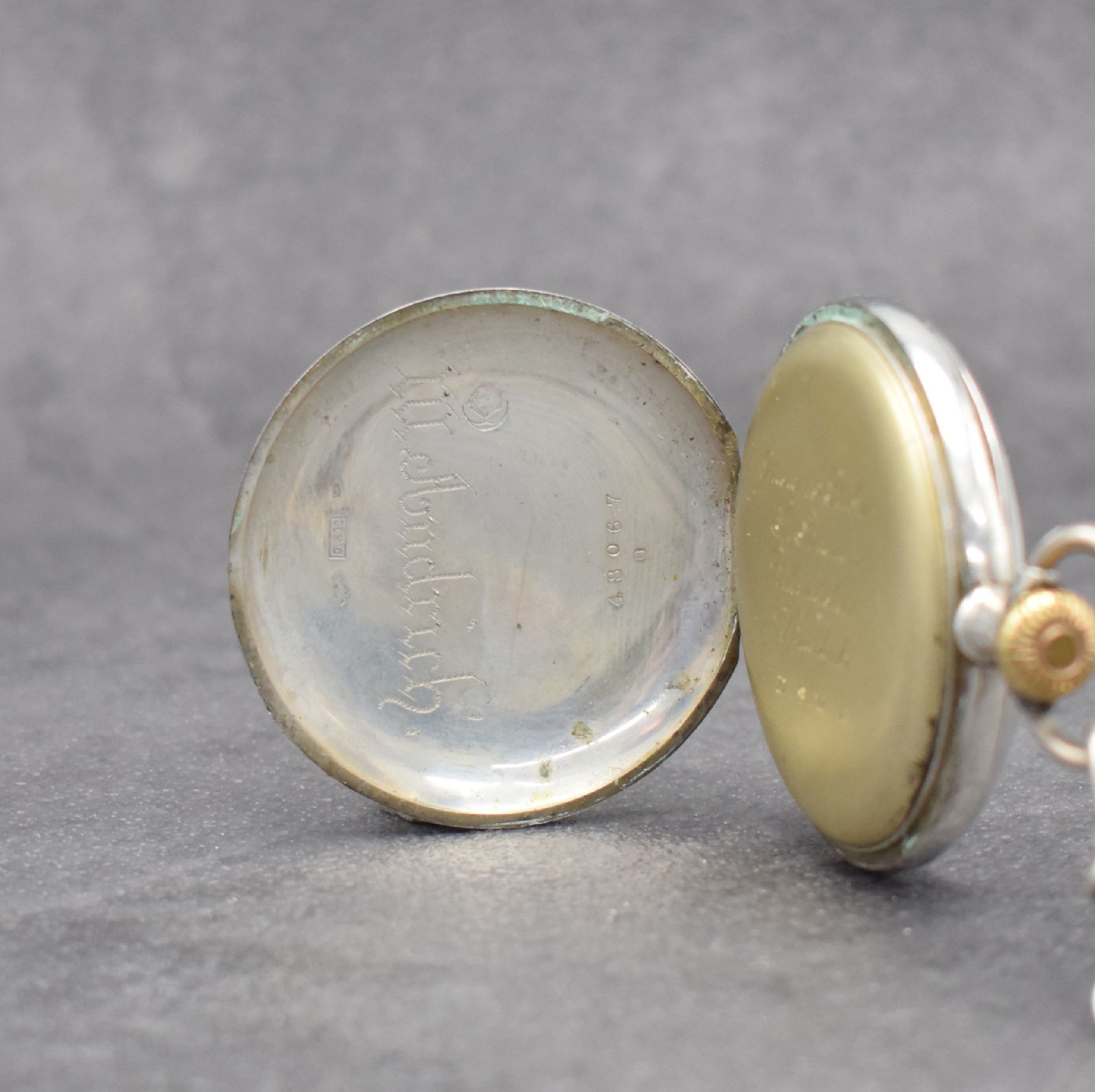 Detail b: CORTEBERT offene Herrentaschenuhr in 800er Silber an Kette, Schweiz um 1910, Boden mit Gravur zur "Erinnerung an den Eingeborenen Aufstand in ...