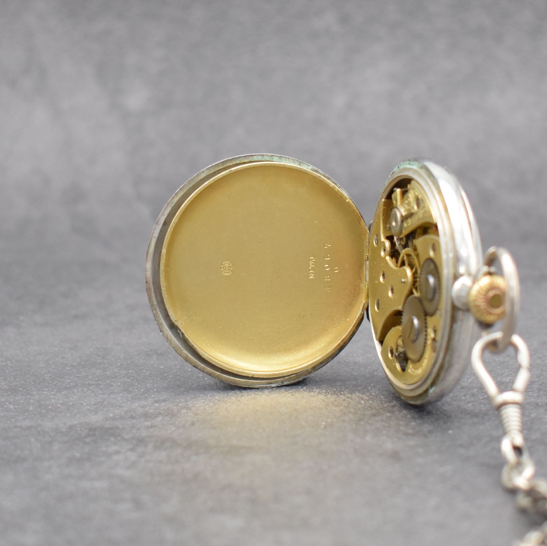 Detail d: CORTEBERT offene Herrentaschenuhr in 800er Silber an Kette, Schweiz um 1910, Boden mit Gravur zur "Erinnerung an den Eingeborenen Aufstand in ...