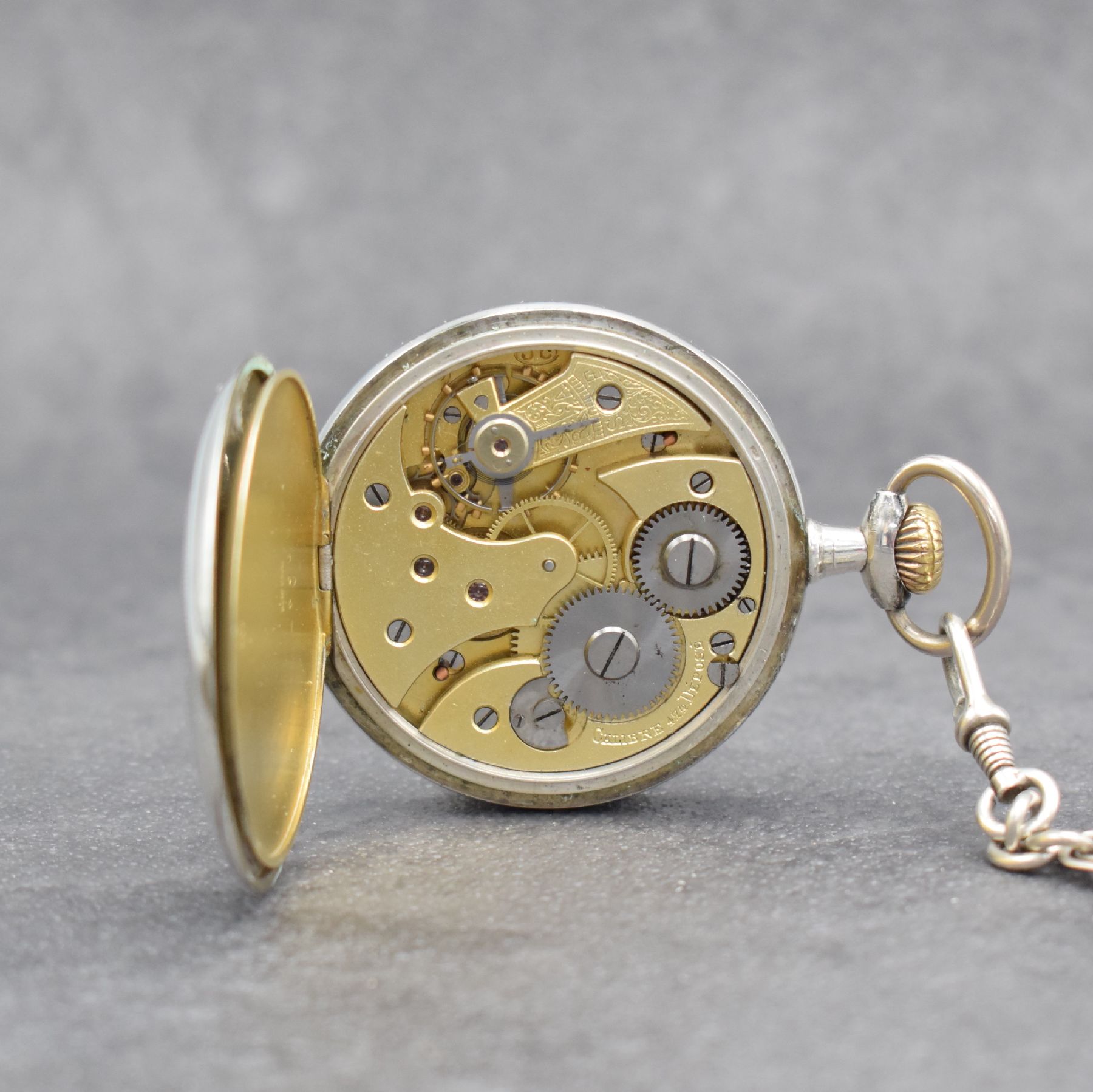 Detail e: CORTEBERT offene Herrentaschenuhr in 800er Silber an Kette, Schweiz um 1910, Boden mit Gravur zur "Erinnerung an den Eingeborenen Aufstand in ...