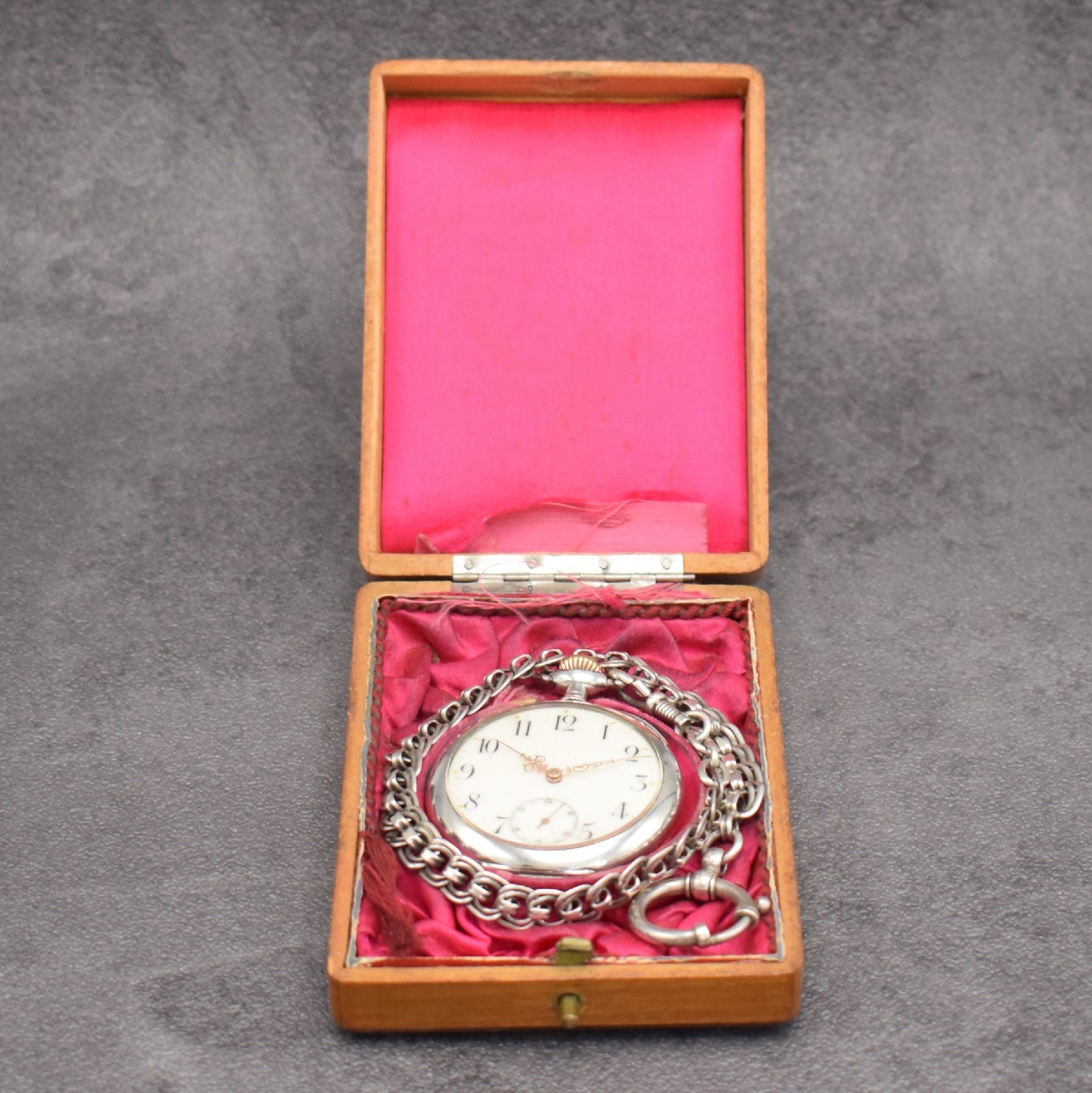 Detail f: CORTEBERT offene Herrentaschenuhr in 800er Silber an Kette, Schweiz um 1910, Boden mit Gravur zur "Erinnerung an den Eingeborenen Aufstand in ...