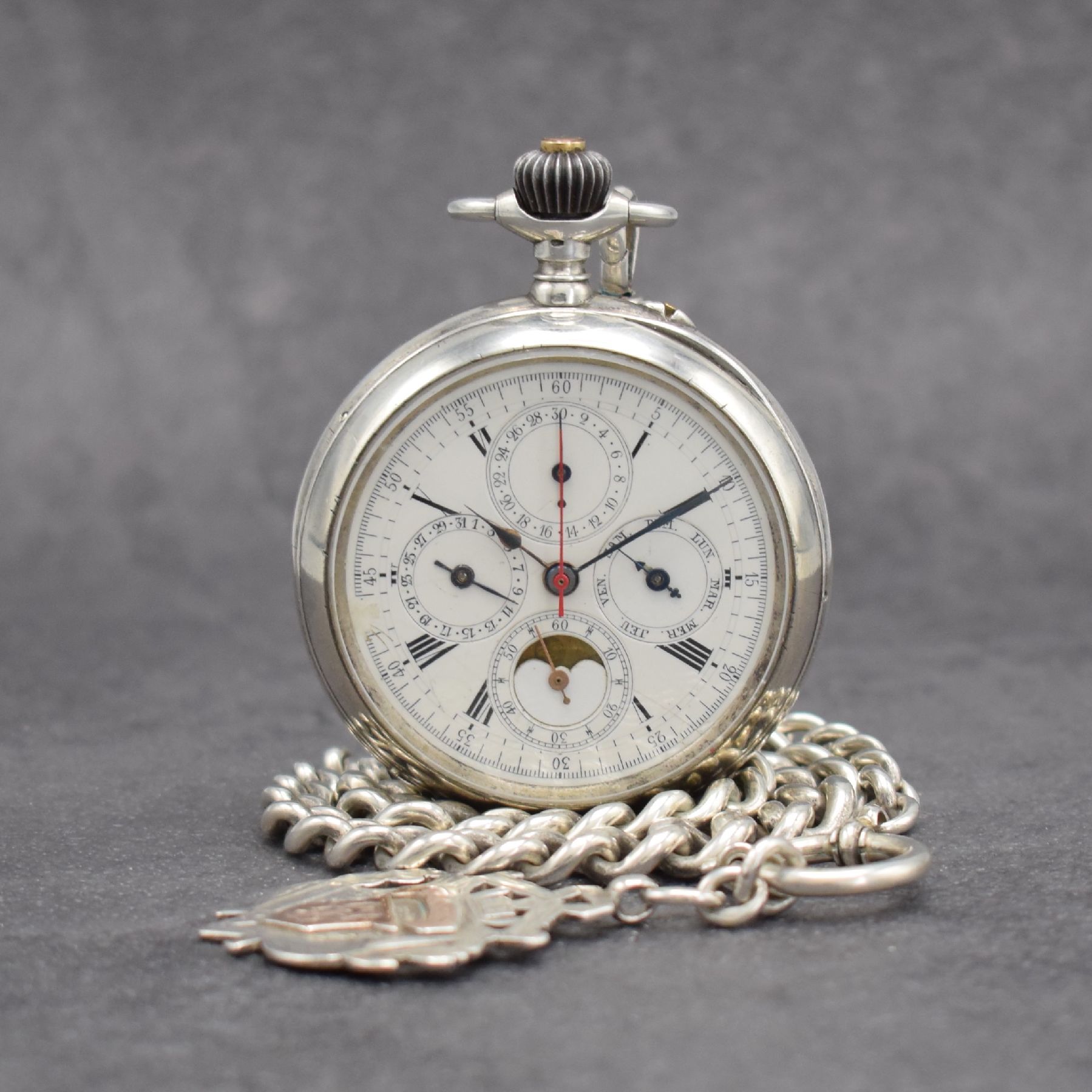 Offene Herrentaschenuhr mit Vollkalender & Schaltradchronograph in 800er Silber an englischer Silberkette, Schweiz um 1900, altersbed. dell., Boden ...