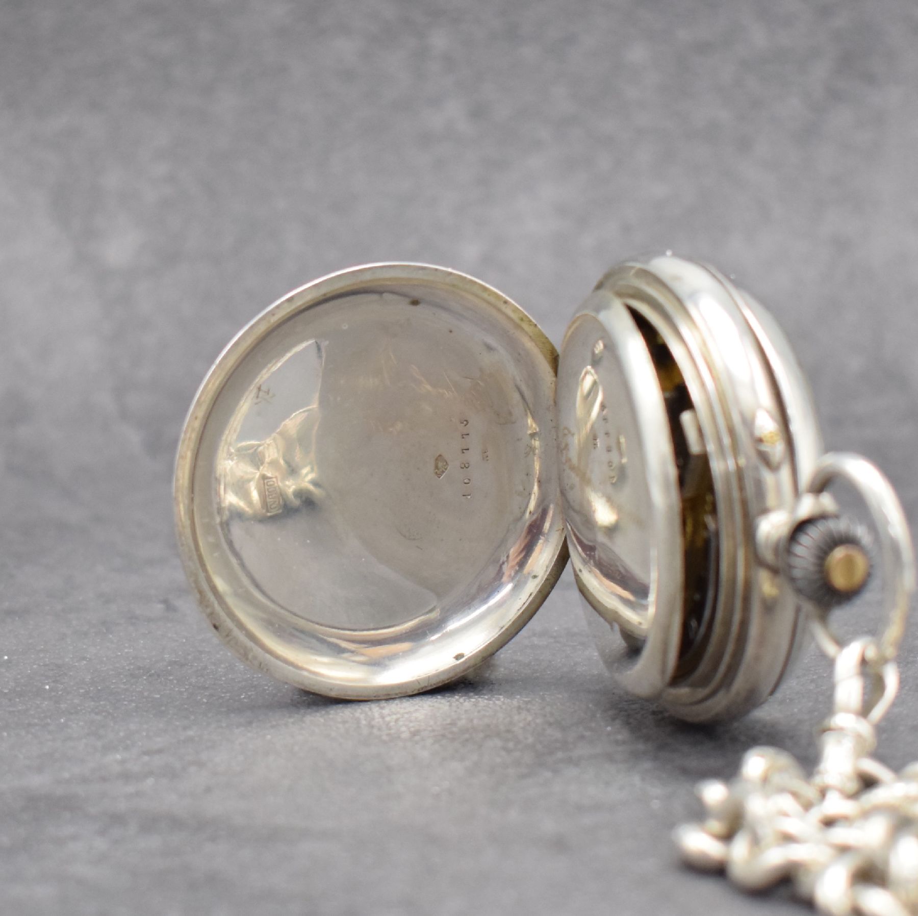 Detail c: Offene Herrentaschenuhr mit Vollkalender & Schaltradchronograph in 800er Silber an englischer Silberkette, Schweiz um 1900, altersbed. dell., Boden ...