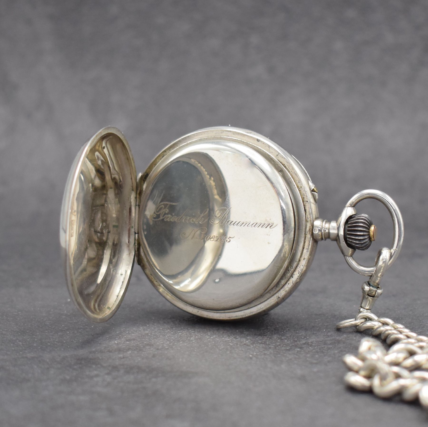 Detail d: Offene Herrentaschenuhr mit Vollkalender & Schaltradchronograph in 800er Silber an englischer Silberkette, Schweiz um 1900, altersbed. dell., Boden ...