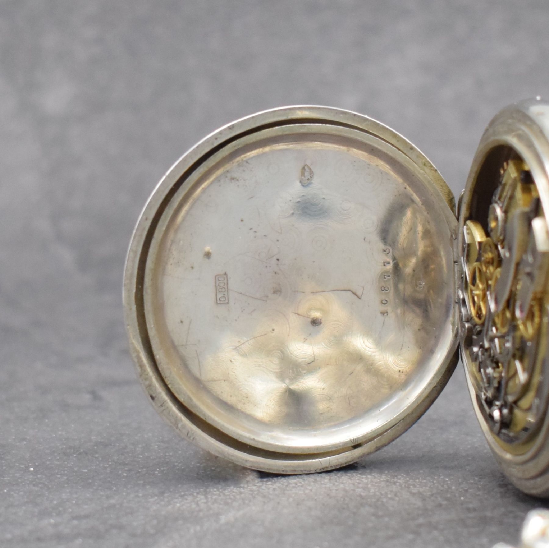 Detail e: Offene Herrentaschenuhr mit Vollkalender & Schaltradchronograph in 800er Silber an englischer Silberkette, Schweiz um 1900, altersbed. dell., Boden ...