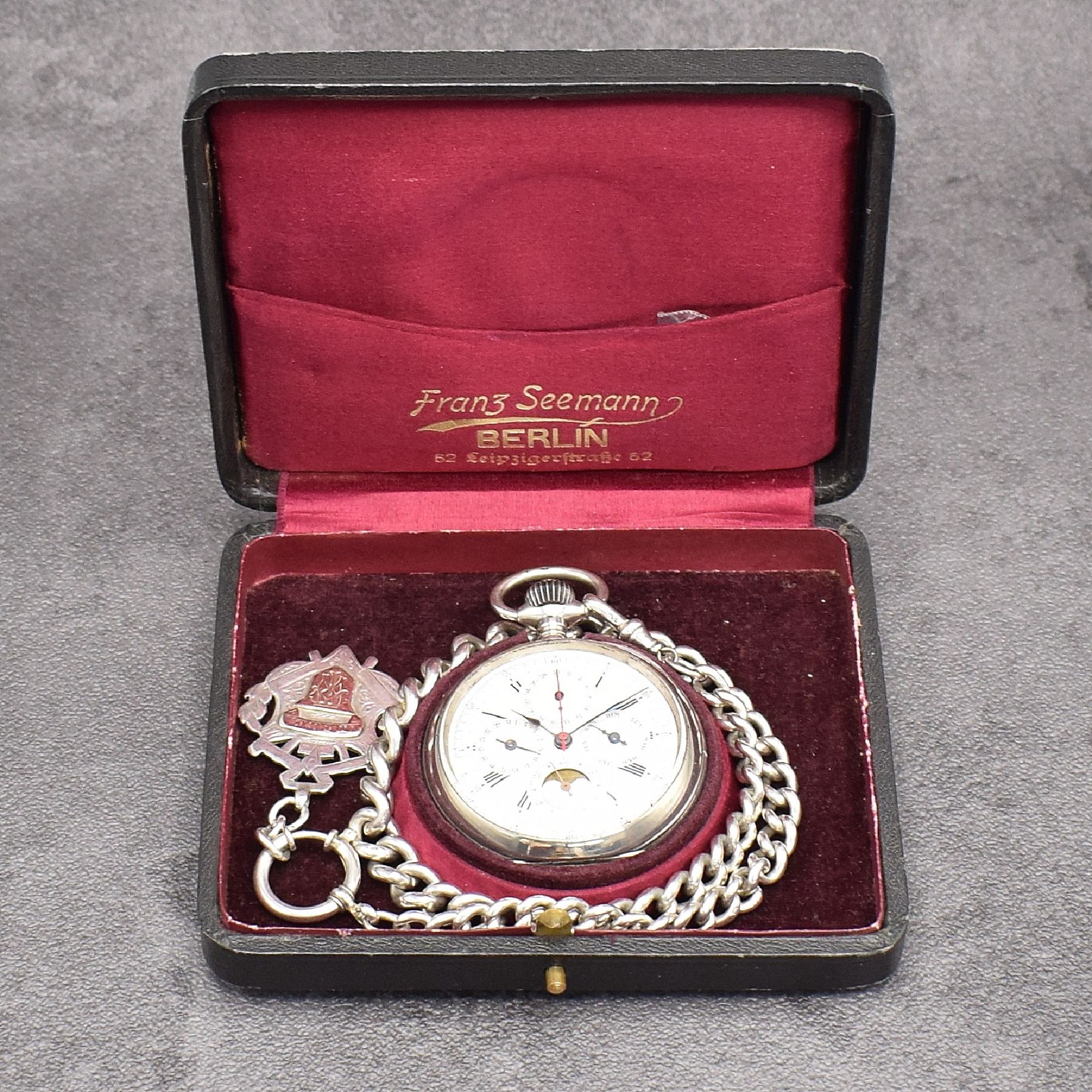 Detail i: Offene Herrentaschenuhr mit Vollkalender & Schaltradchronograph in 800er Silber an englischer Silberkette, Schweiz um 1900, altersbed. dell., Boden ...