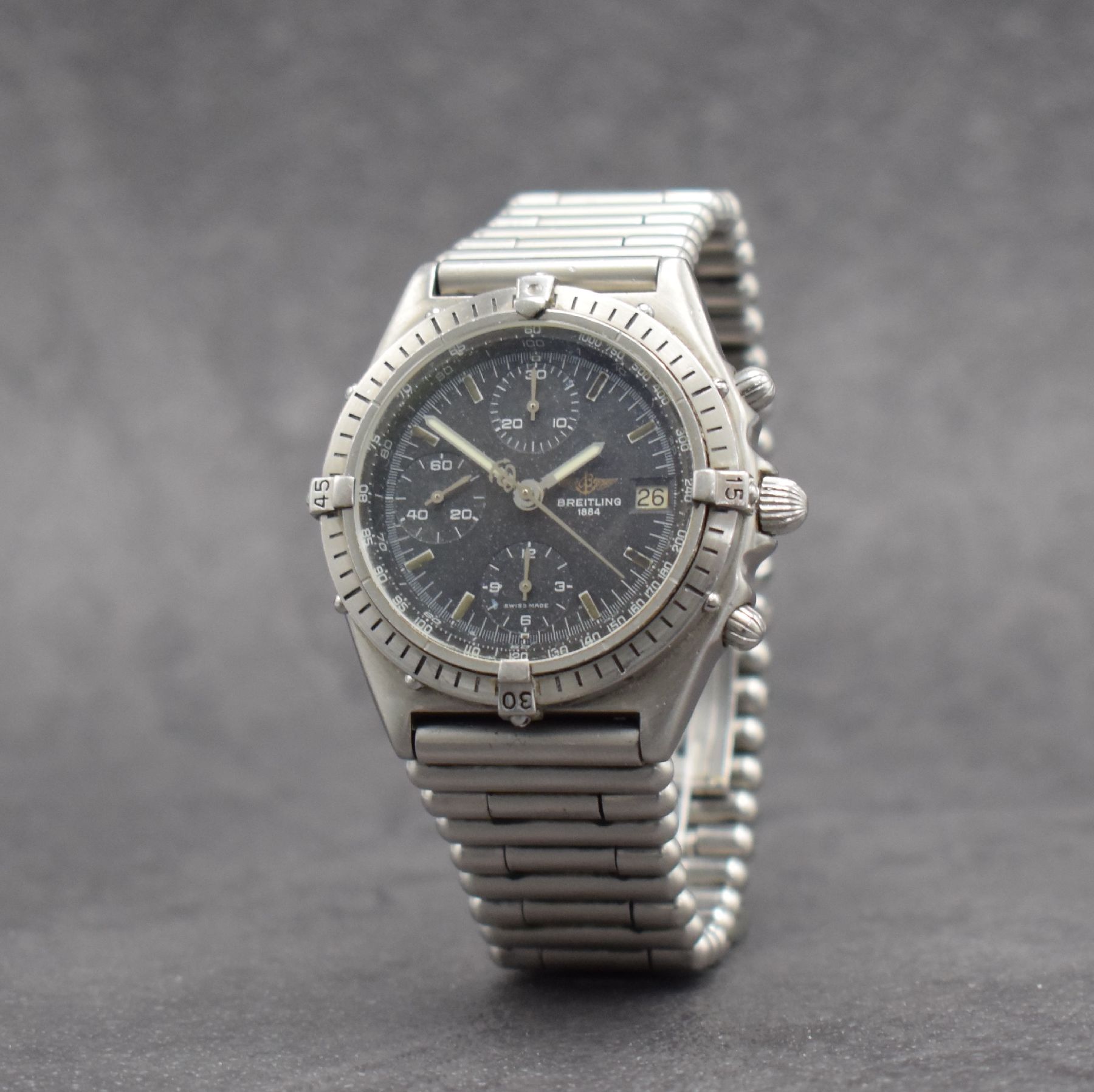 Detail b: BREITLING Chronomat Herrenarmbanduhr in Stahl mit Chronograph, Schweiz um 1990, Ref. 81950, Boden & Krone verschr., Roleauxband m. dopp. Faltschl., ...