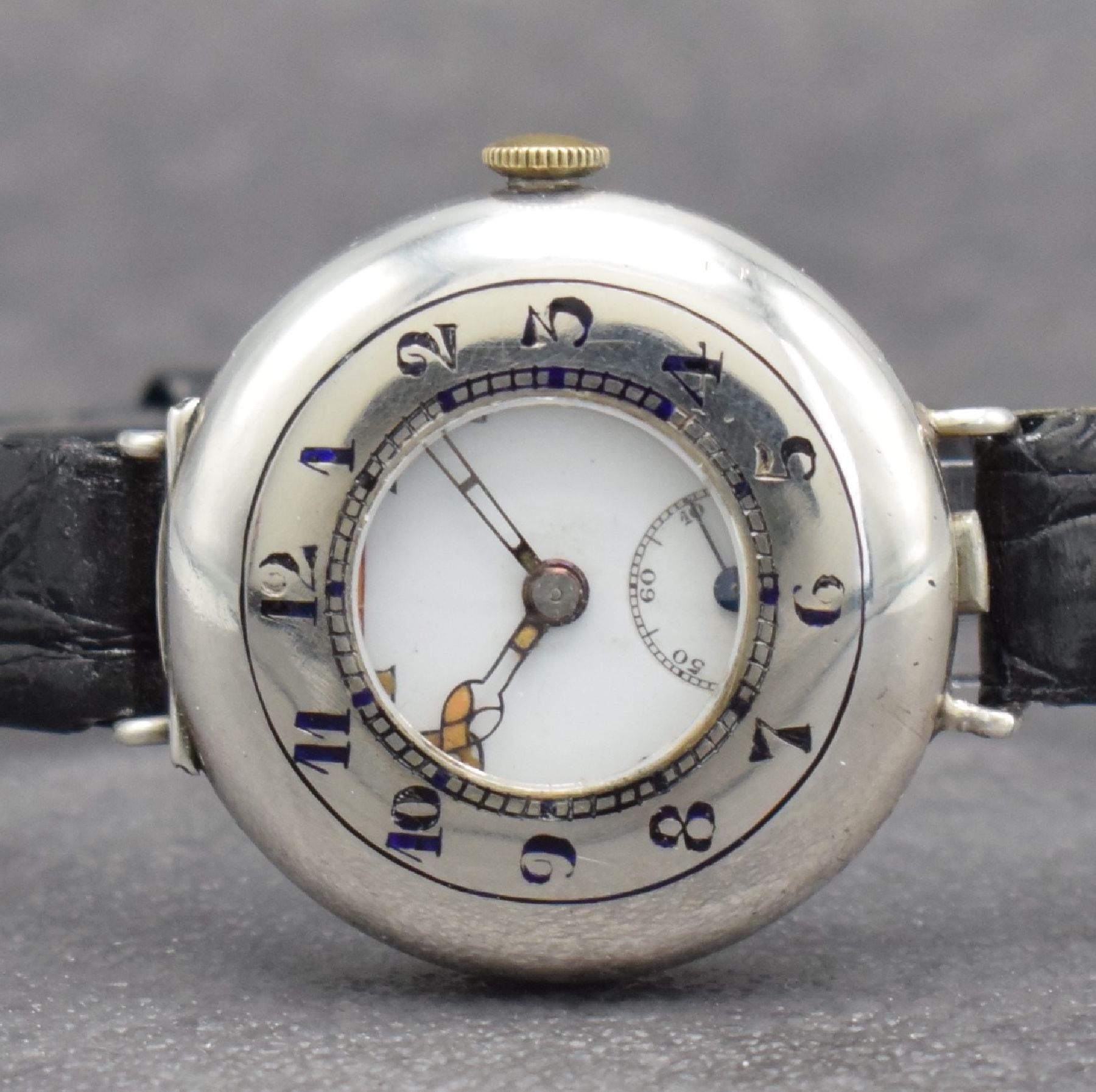 Detail a: Schützengrabenuhr in 925er Silber, Schweiz/England erster Weltkrieg ca. 1916, Boden verschr., Emailzifferbl. unter Sprungdeckel, fette arab. ...