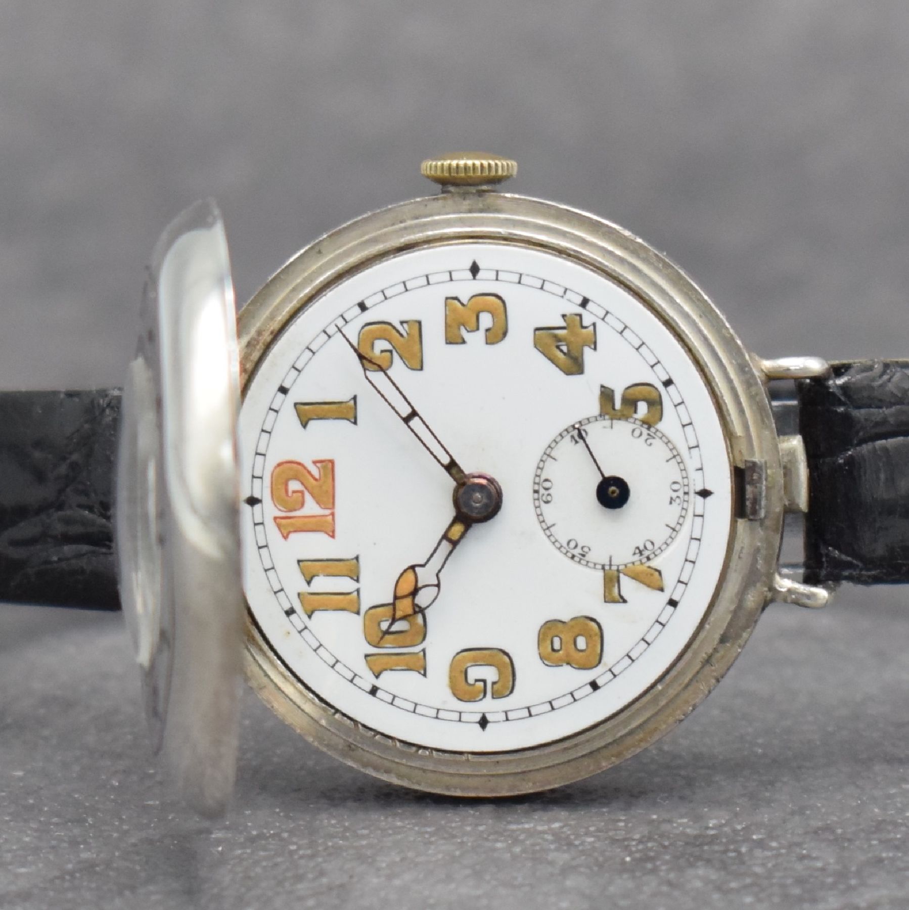 Detail b: Schützengrabenuhr in 925er Silber, Schweiz/England erster Weltkrieg ca. 1916, Boden verschr., Emailzifferbl. unter Sprungdeckel, fette arab. ...