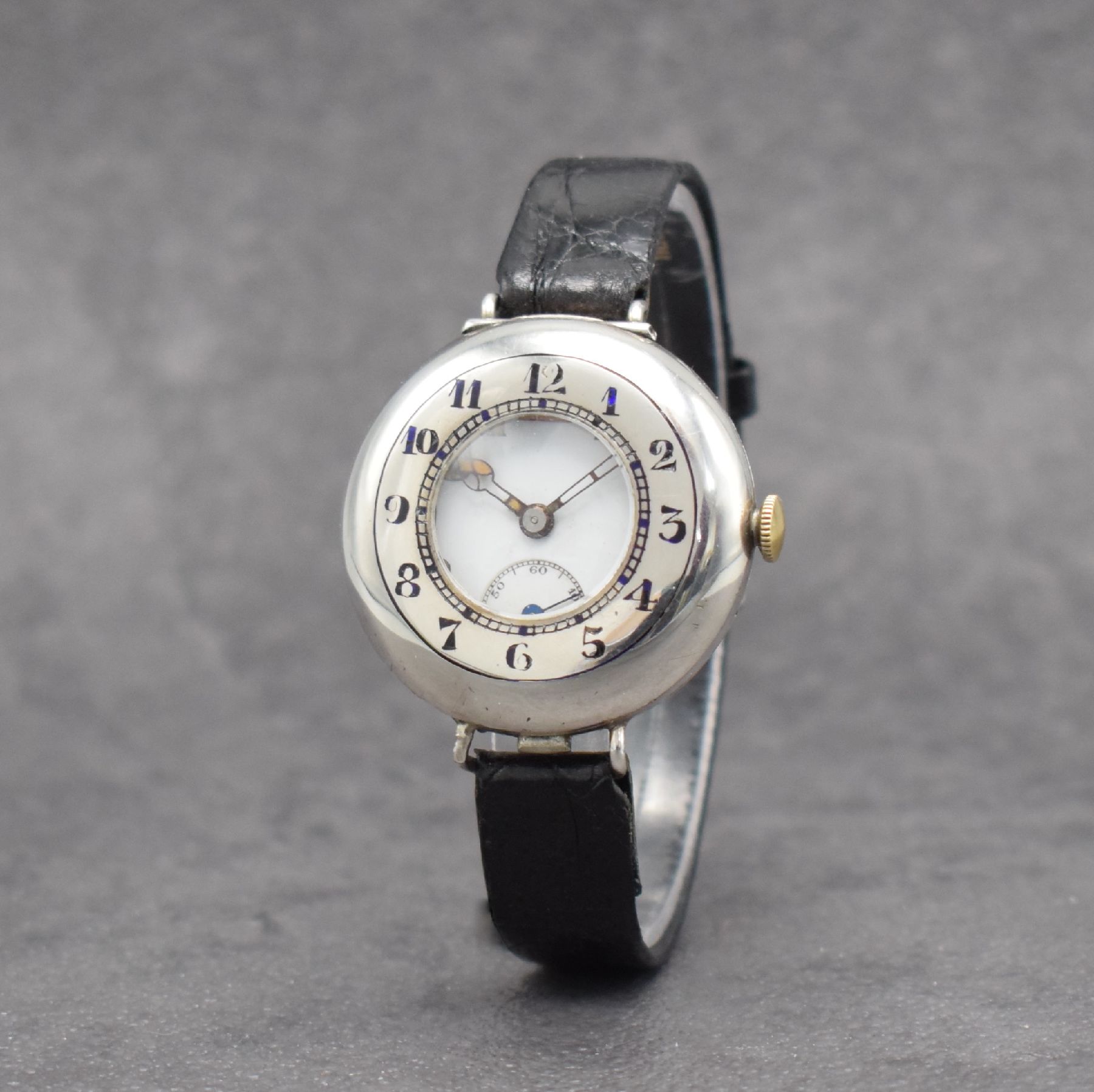 Detail c: Schützengrabenuhr in 925er Silber, Schweiz/England erster Weltkrieg ca. 1916, Boden verschr., Emailzifferbl. unter Sprungdeckel, fette arab. ...