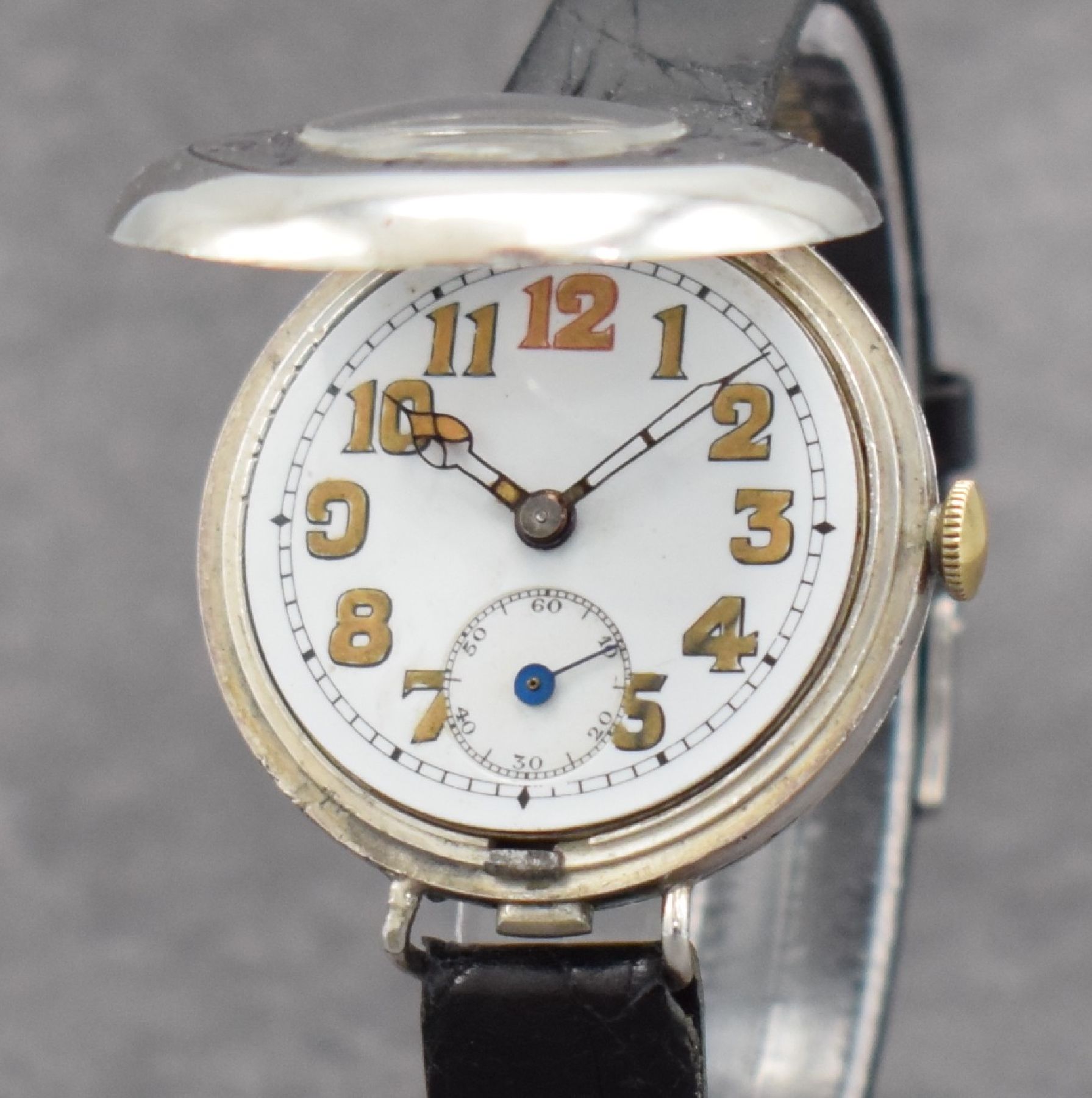 Detail d: Schützengrabenuhr in 925er Silber, Schweiz/England erster Weltkrieg ca. 1916, Boden verschr., Emailzifferbl. unter Sprungdeckel, fette arab. ...