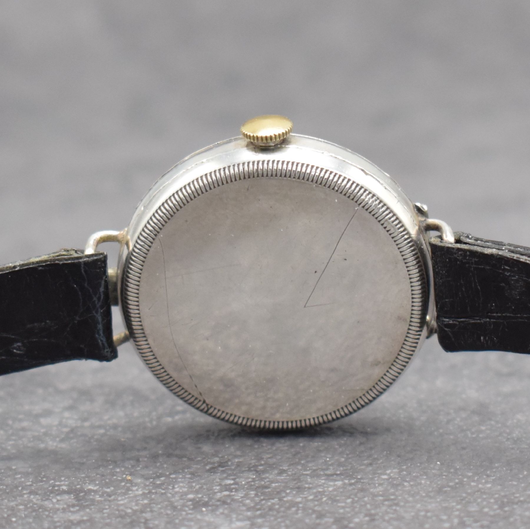 Detail e: Schützengrabenuhr in 925er Silber, Schweiz/England erster Weltkrieg ca. 1916, Boden verschr., Emailzifferbl. unter Sprungdeckel, fette arab. ...