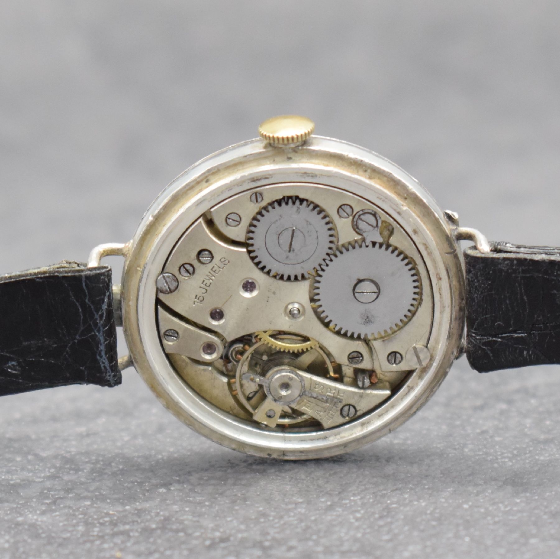 Detail f: Schützengrabenuhr in 925er Silber, Schweiz/England erster Weltkrieg ca. 1916, Boden verschr., Emailzifferbl. unter Sprungdeckel, fette arab. ...