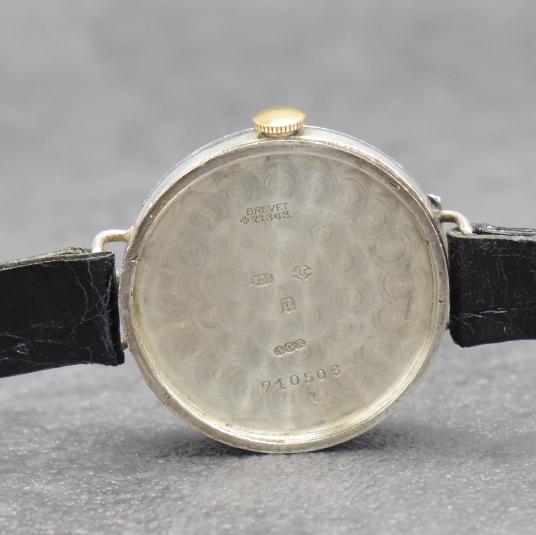 Detail g: Schützengrabenuhr in 925er Silber, Schweiz/England erster Weltkrieg ca. 1916, Boden verschr., Emailzifferbl. unter Sprungdeckel, fette arab. ...