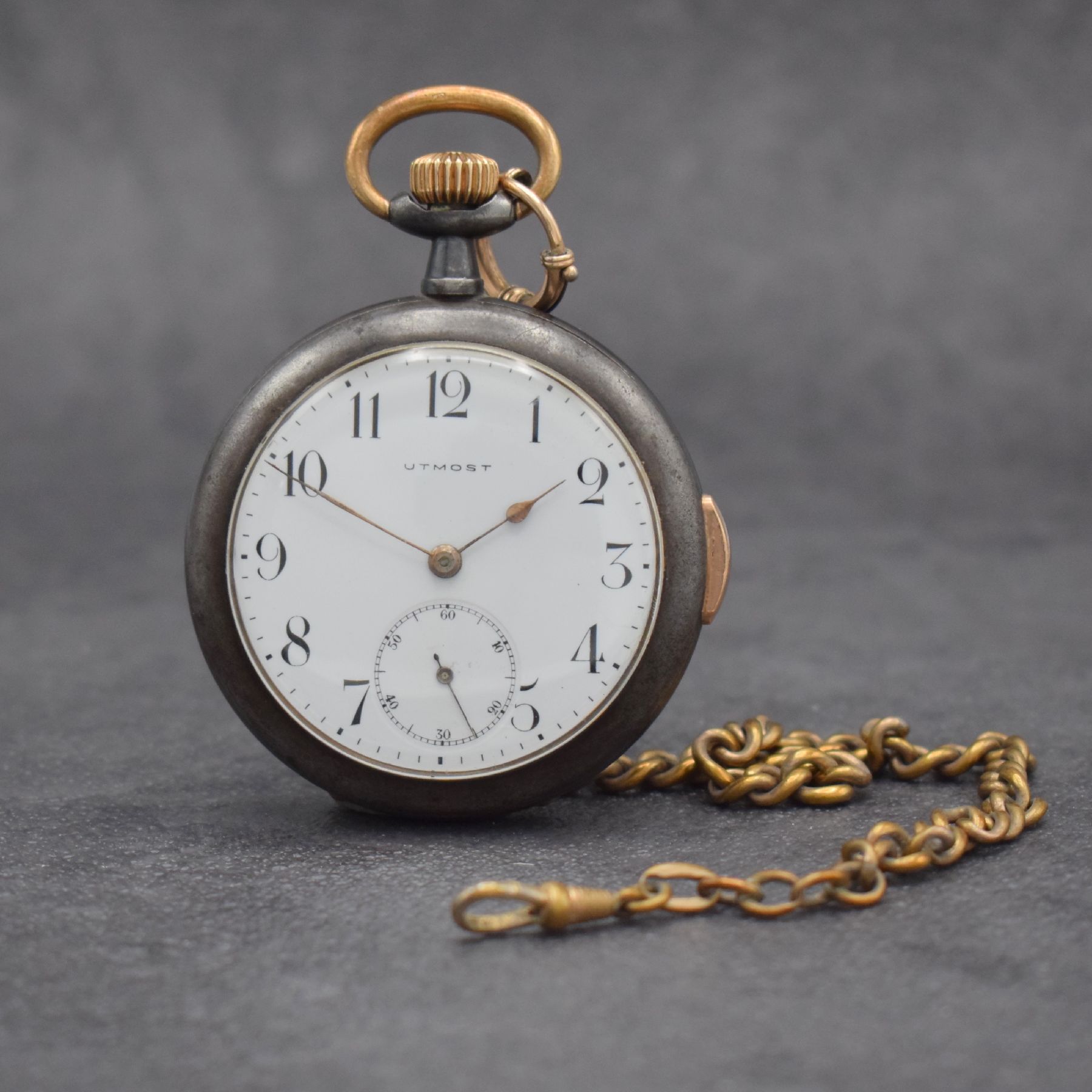 UTMOST offene Herrentaschenuhr mit 1/4 Std.- Repetition, Schweiz um 1910, brüniertes Stahlgeh., verg. Repet.-Drücker b. 3, Emailzifferbl. m. arab. ...