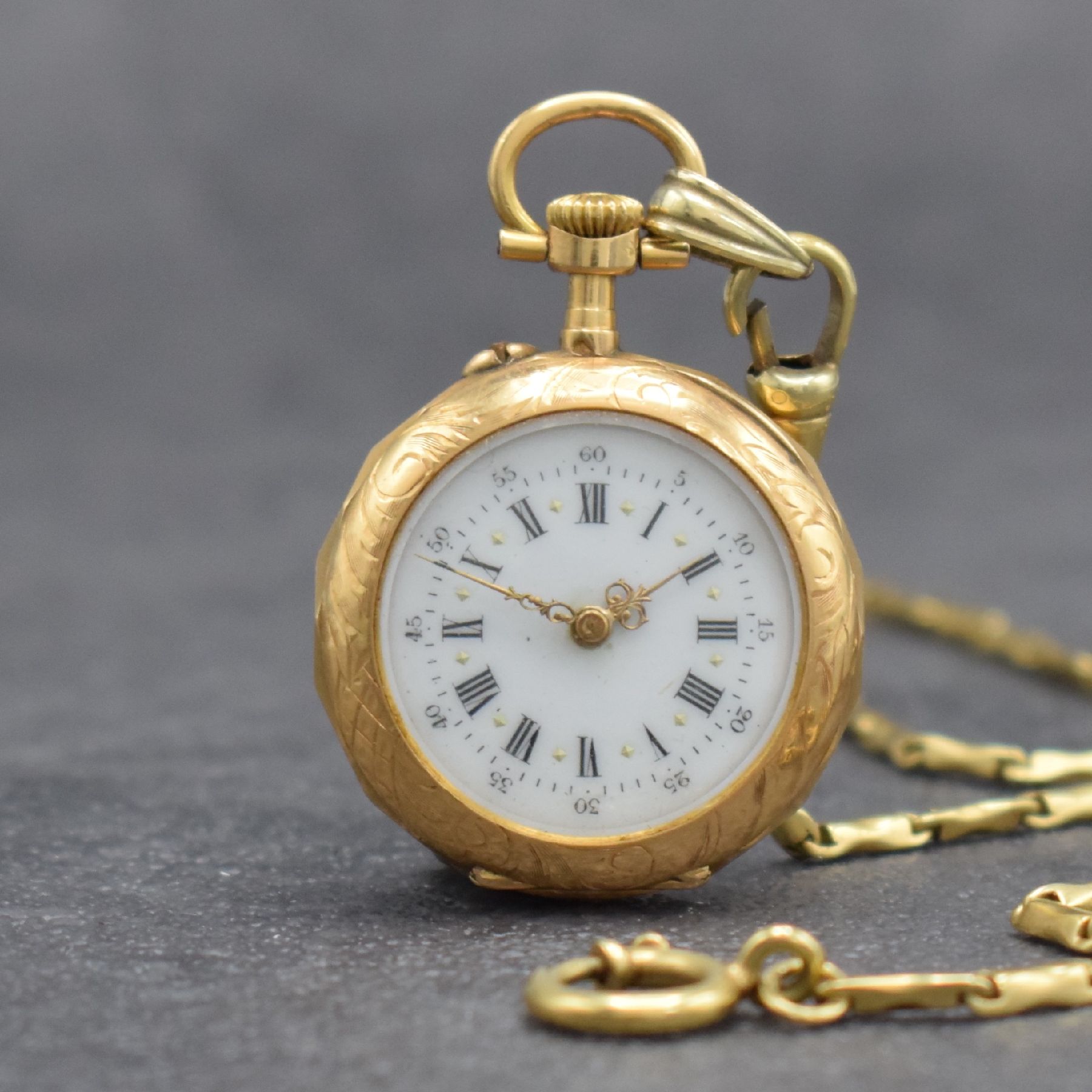 Detail a: Kleine Damentaschenuhr in GG 750/000 an GG 585/000 Kette, Schweiz um 1900, aufw. grav. Geh., Goldcuv., Emailzifferbl. m. röm. Std. & arab. ...