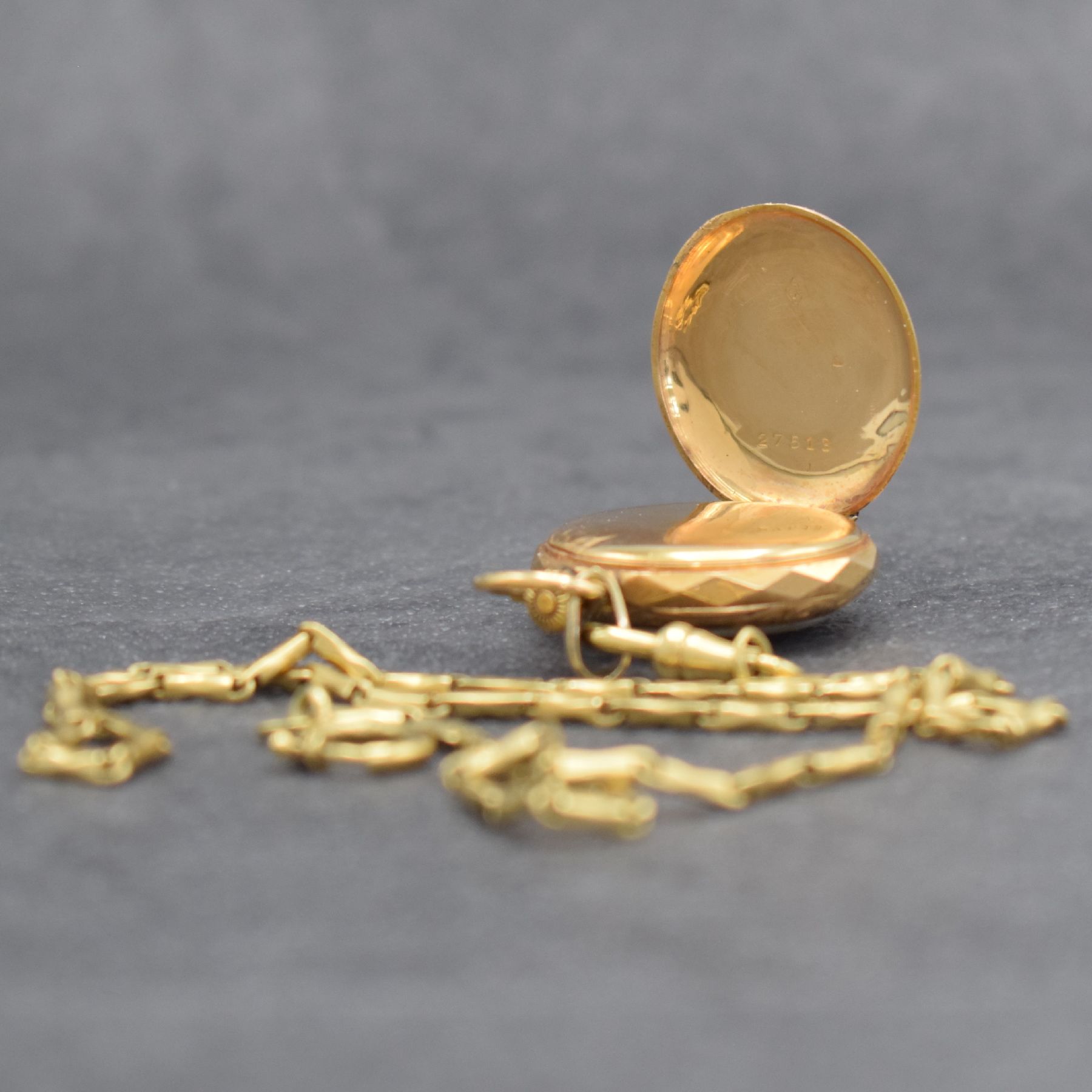 Detail d: Kleine Damentaschenuhr in GG 750/000 an GG 585/000 Kette, Schweiz um 1900, aufw. grav. Geh., Goldcuv., Emailzifferbl. m. röm. Std. & arab. ...