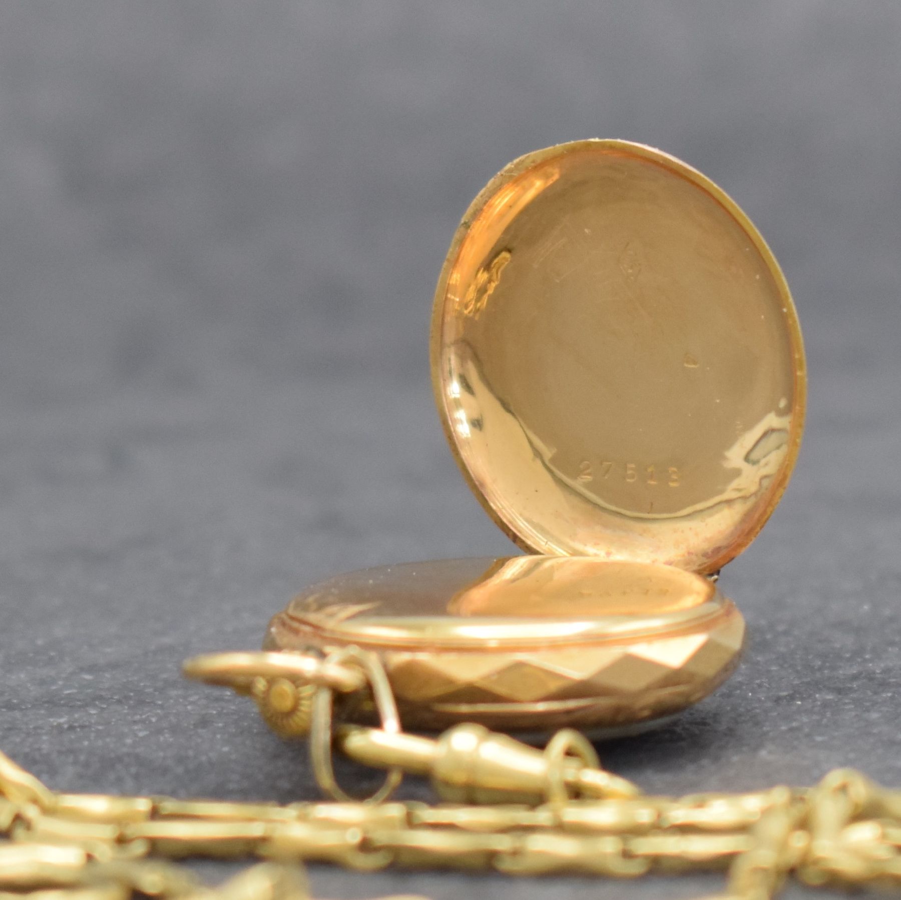 Detail e: Kleine Damentaschenuhr in GG 750/000 an GG 585/000 Kette, Schweiz um 1900, aufw. grav. Geh., Goldcuv., Emailzifferbl. m. röm. Std. & arab. ...